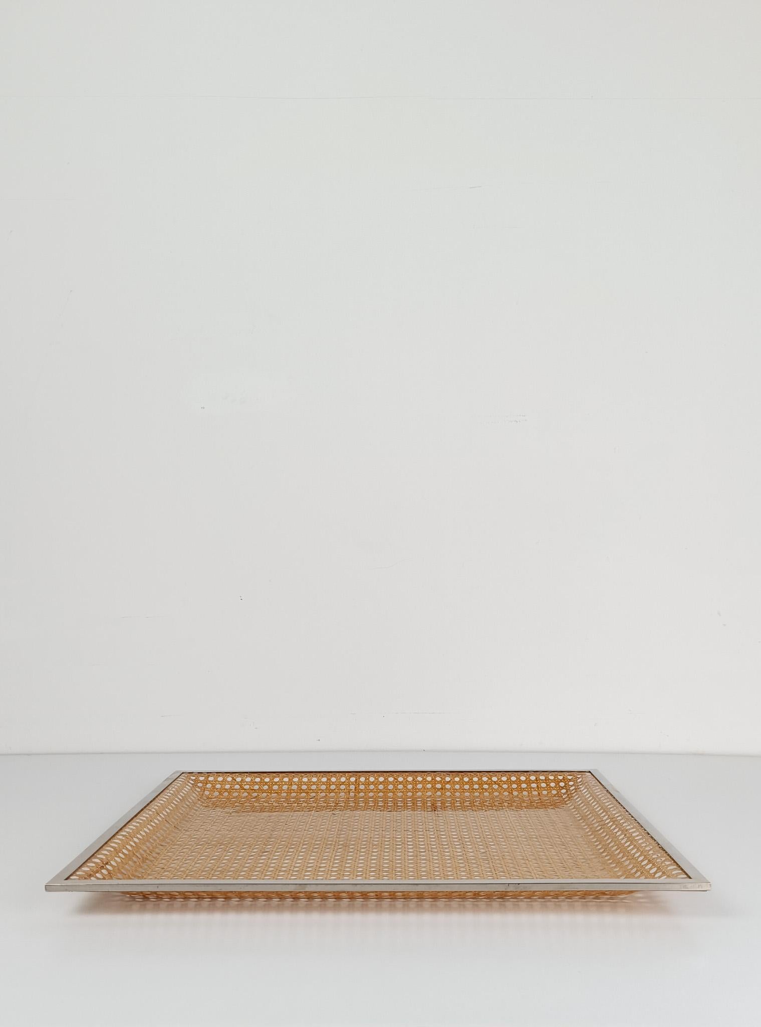 Grand plateau de service dans le style Christian Dior, Lucite, sangle de canne et chrome, années 70 en vente 1