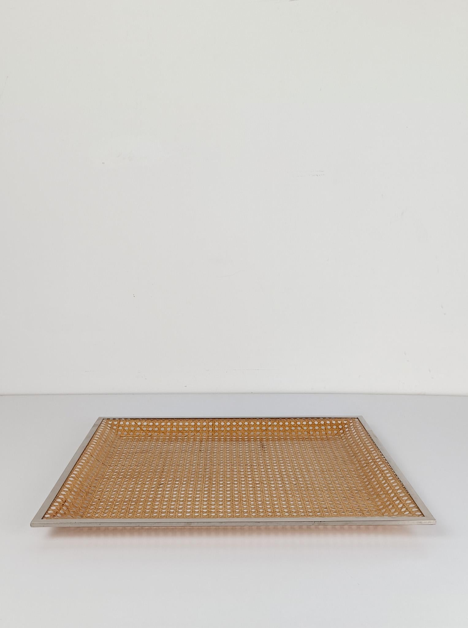 Grand plateau de service dans le style Christian Dior, Lucite, sangle de canne et chrome, années 70 en vente 2