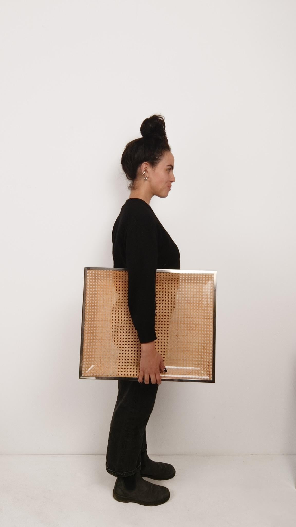 Grand plateau de service dans le style Christian Dior, Lucite, sangle de canne et chrome, années 70 en vente 3