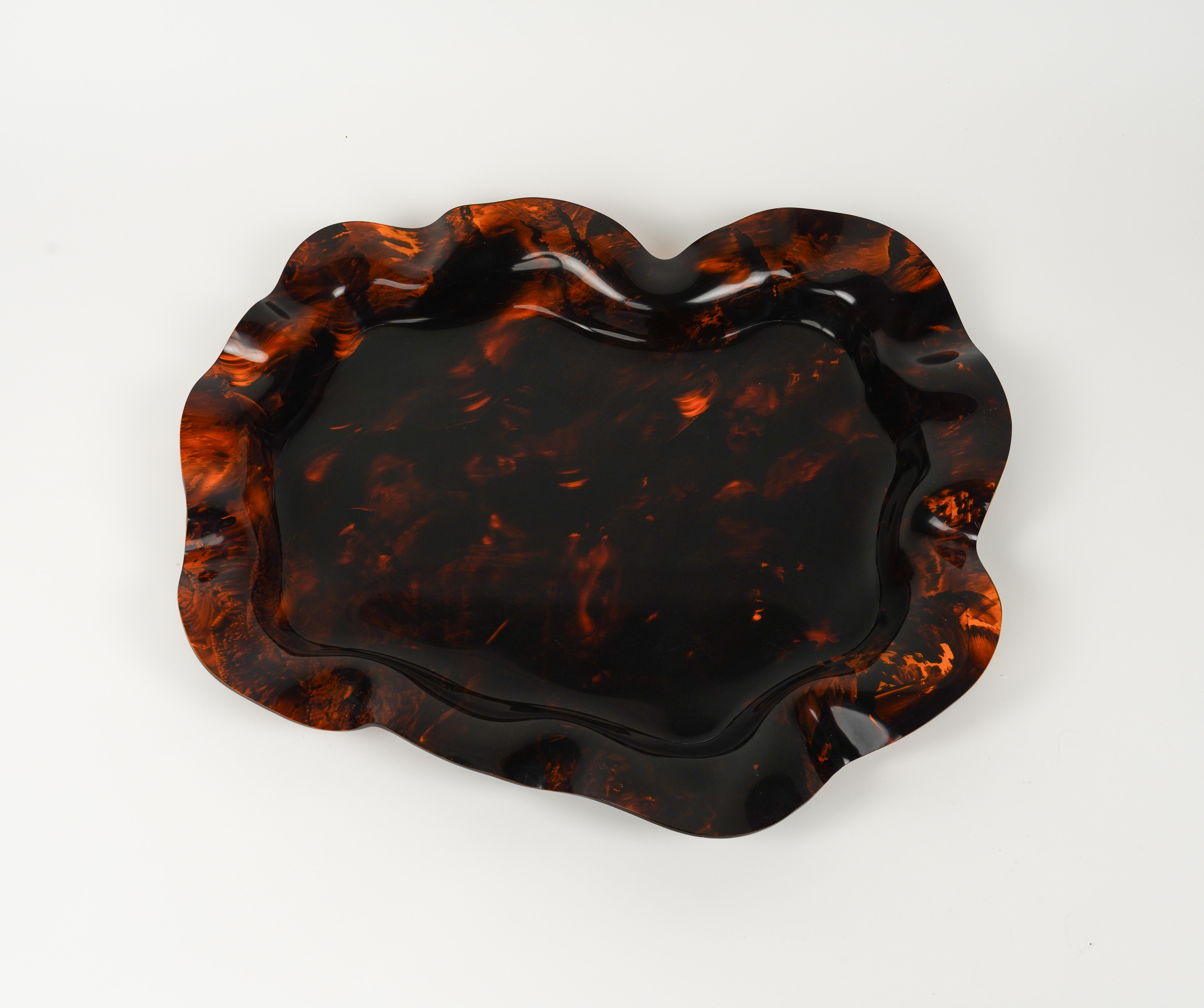 Midcentury amazing large serving tray or centerpiece in lucite faux tortoiseshell effect in the style of Christian Dior.

Made in Italy in the 1970s.