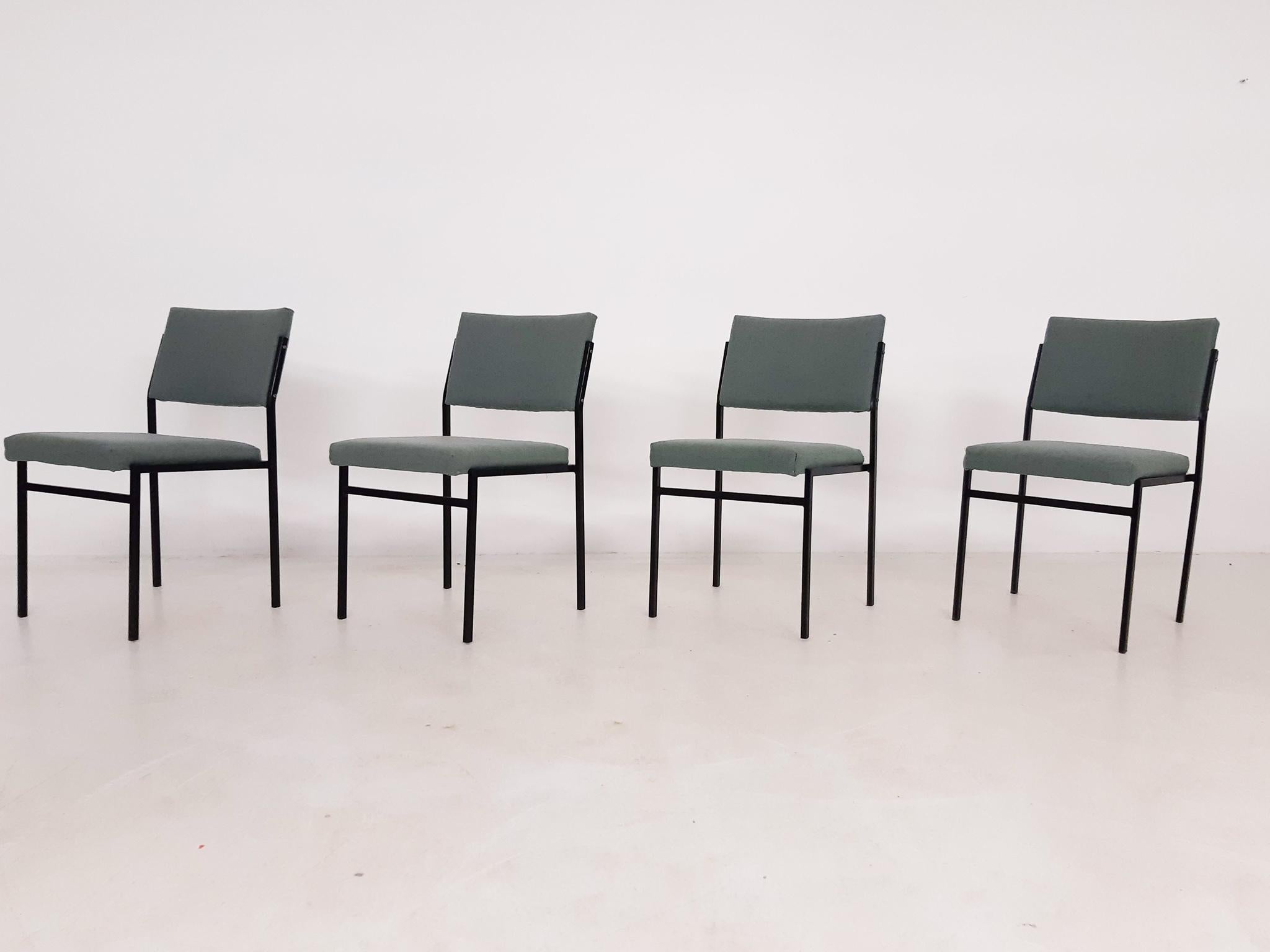50 chaises empilables vintage en métal avec structure en métal noir et tapisserie verte, certaines chaises ont quelques taches. Fabriqué aux Pays-Bas dans les années 1960
Prix par pièce.
Gijs Van Der Sluis était un designer de meubles néerlandais