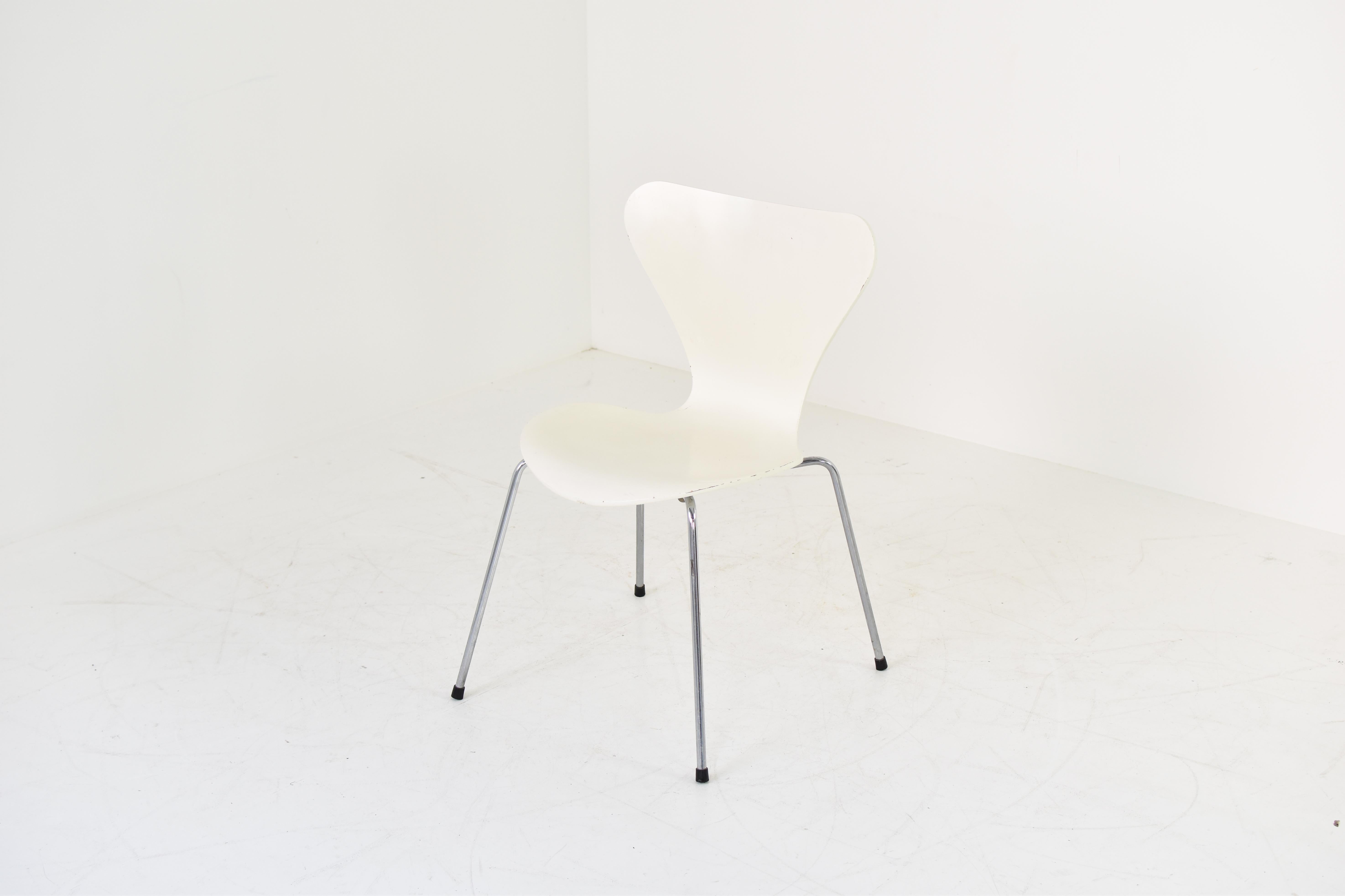 Set dining chairs by Arne Jacobsen for Fritz Hansen, Denmark 1980’s. This is Model No 3107 and features the original plywood seats and thin chromed legs. This chair is sometimes called the butterfly chair due to this unusual, comfortable shape. A