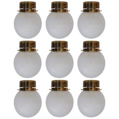 Grande set di luci del Medioevo con struttura in ottone e globi di vetro perlato bianco