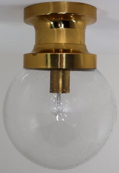 Grande set di luci del Medioevo con struttura in ottone e grande globo di vetro soffiato a mano 1960s