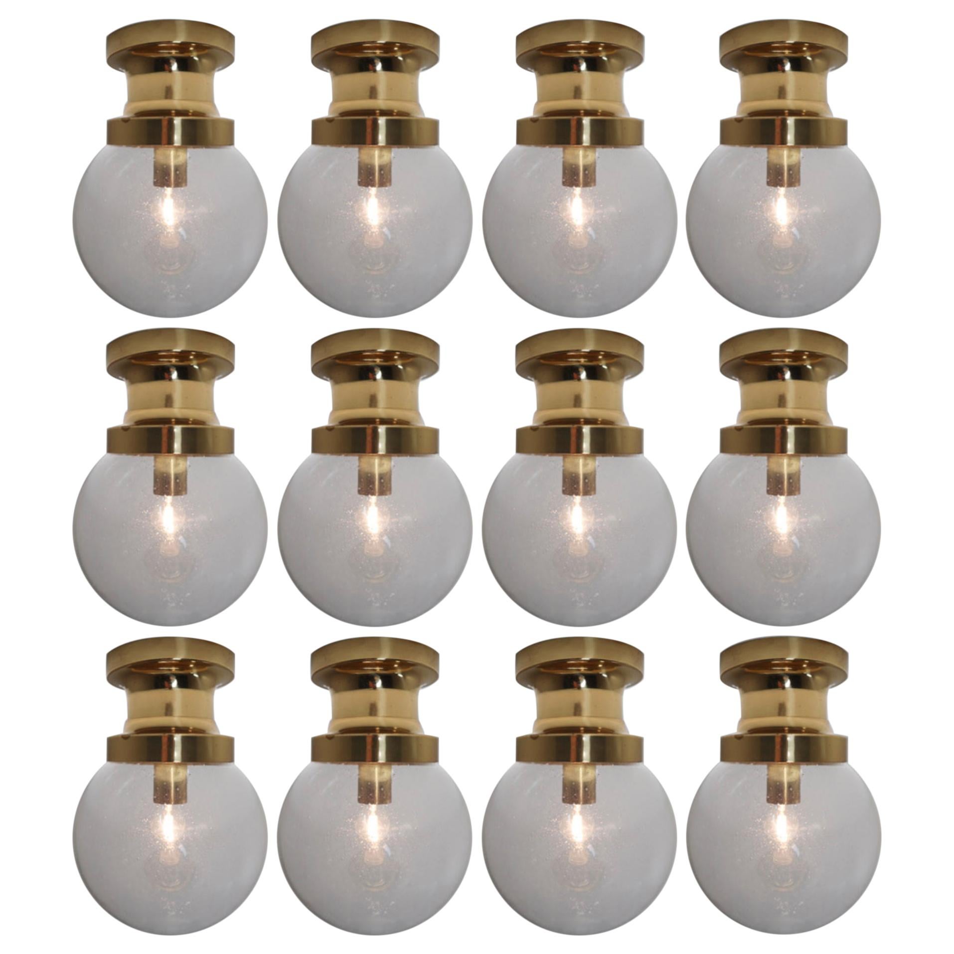 Grand ensemble de lampes du milieu du siècle avec cadre en laiton & Grand globe en verre soufflé à la main 1960s en vente
