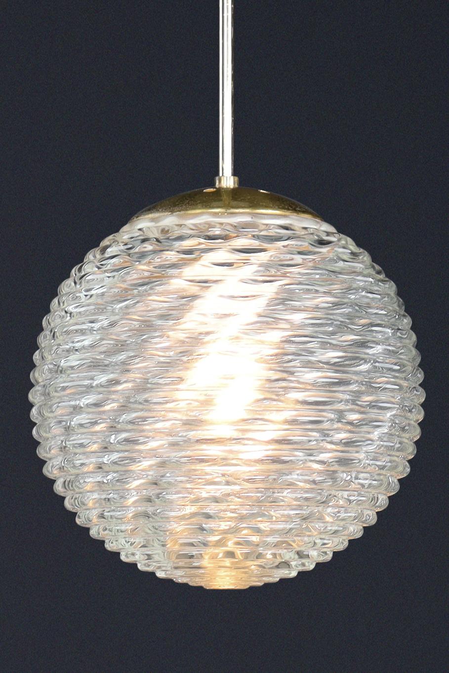 Grand ensemble de suspensions mi-siècle moderne en laiton et verre à motifs, Prague, années 1960 en vente 5