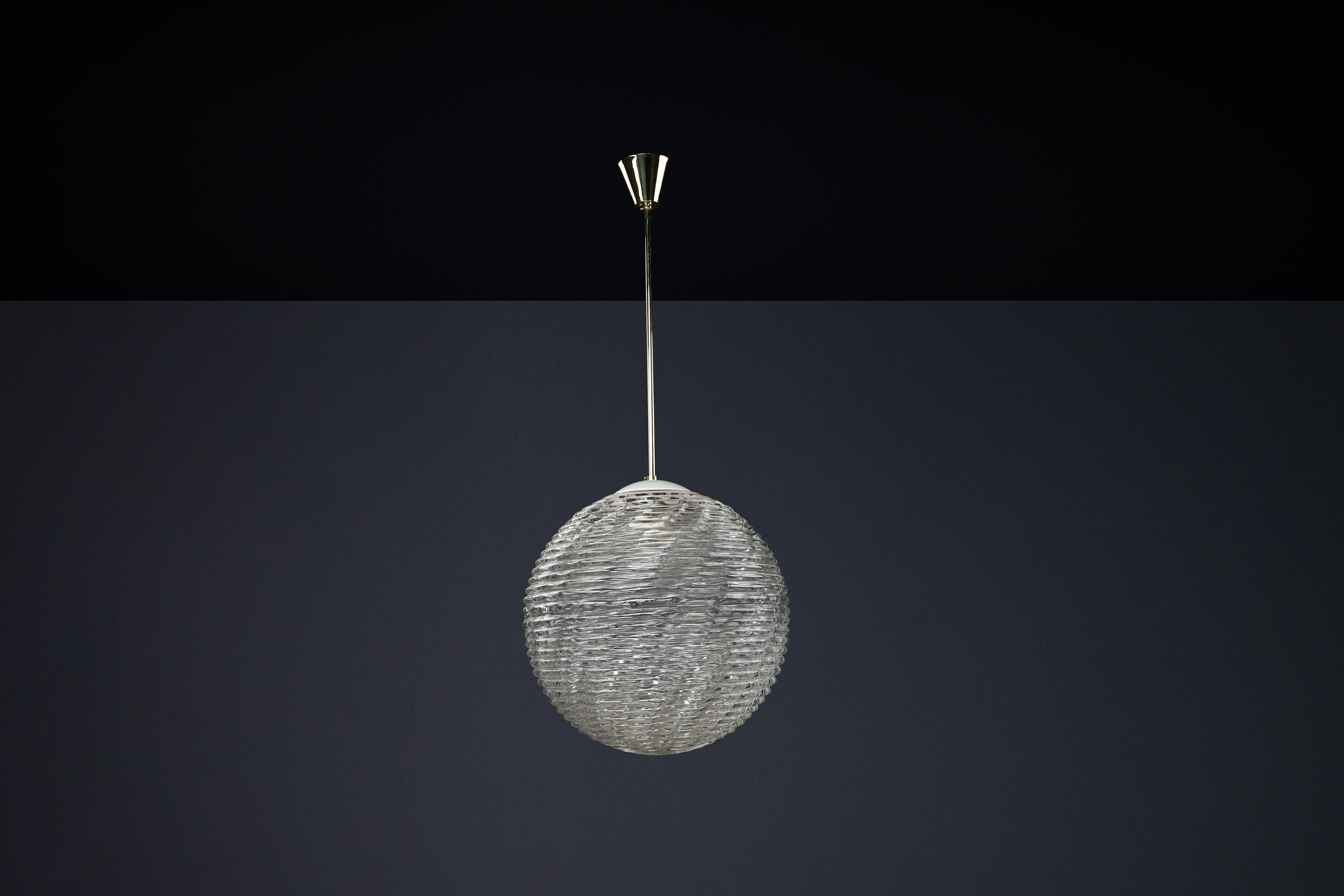 Grande set di XL Midcentury-Modern  Ciondoli in ottone e vetro, Praga 1960

Questo pendente XL di metà secolo è un pezzo versatile che può migliorare l'atmosfera di qualsiasi stanza. La sua struttura in ottone e il globo in vetro artistico,