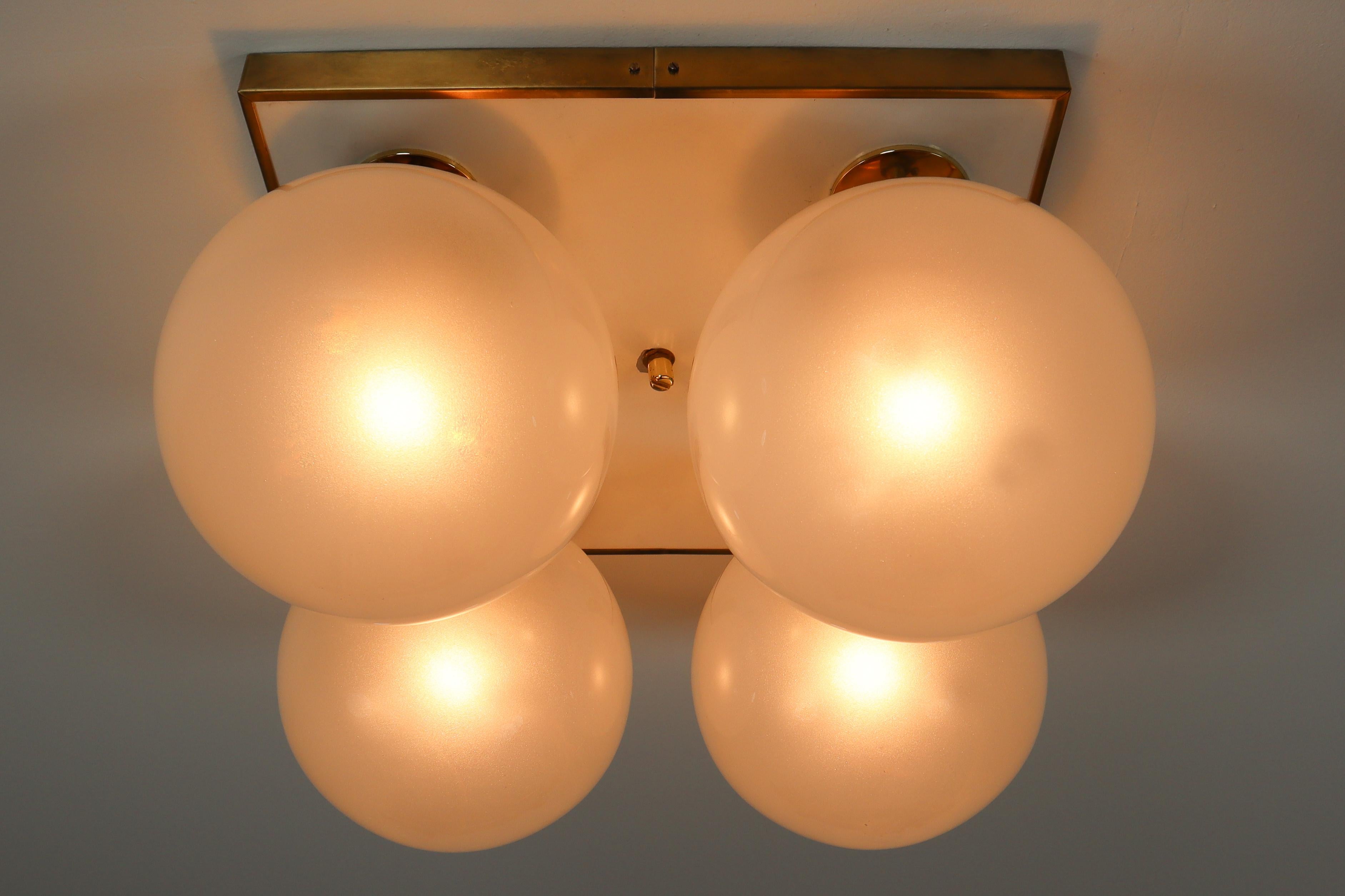 Laiton  Lights de plafond en laiton du milieu du siècle avec quatre globes en verre blanc perlé en vente