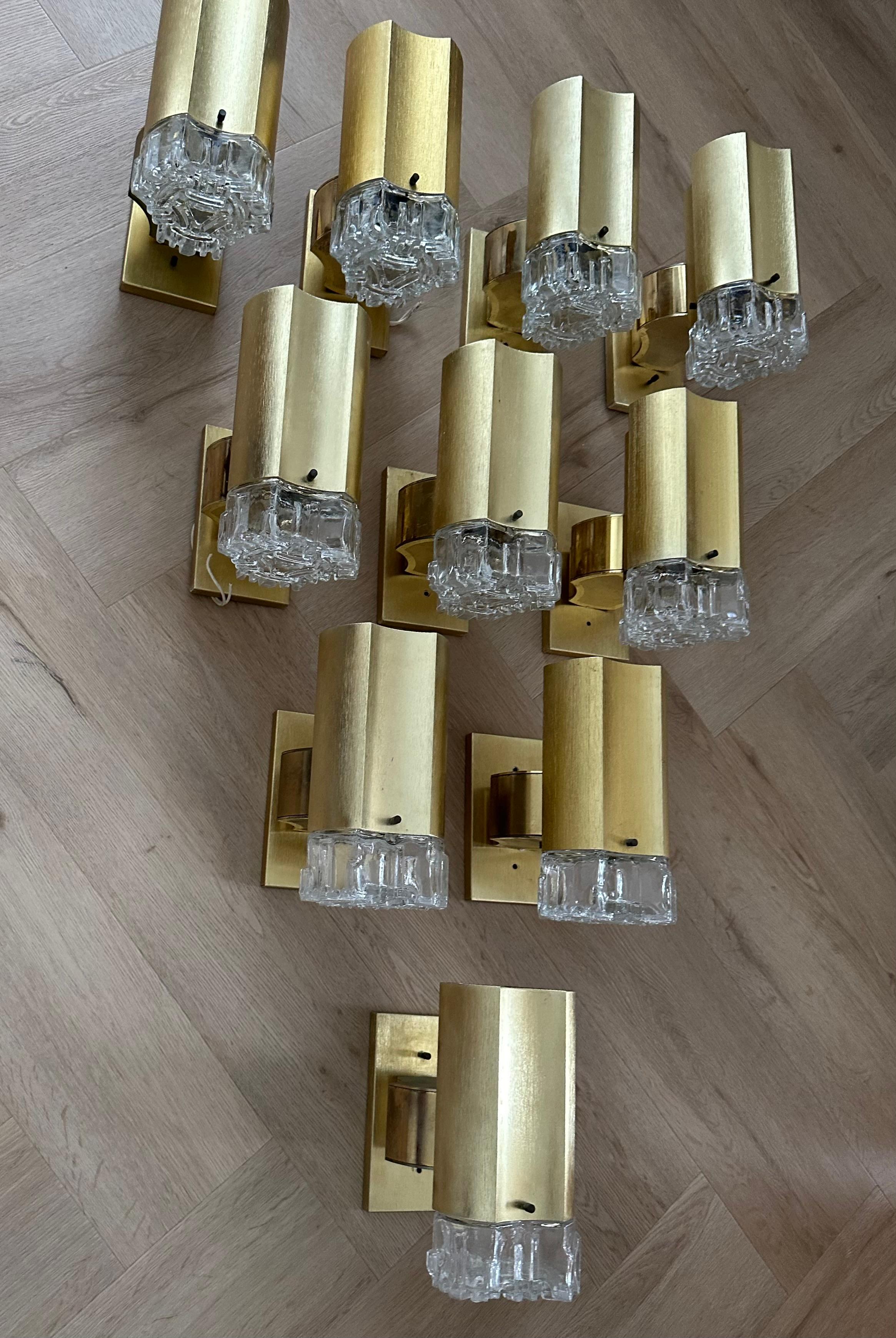 Mid-Century moderno Grande set di 10 lampade da parete in vetro e alluminio del MidCentury di design italiano in vendita