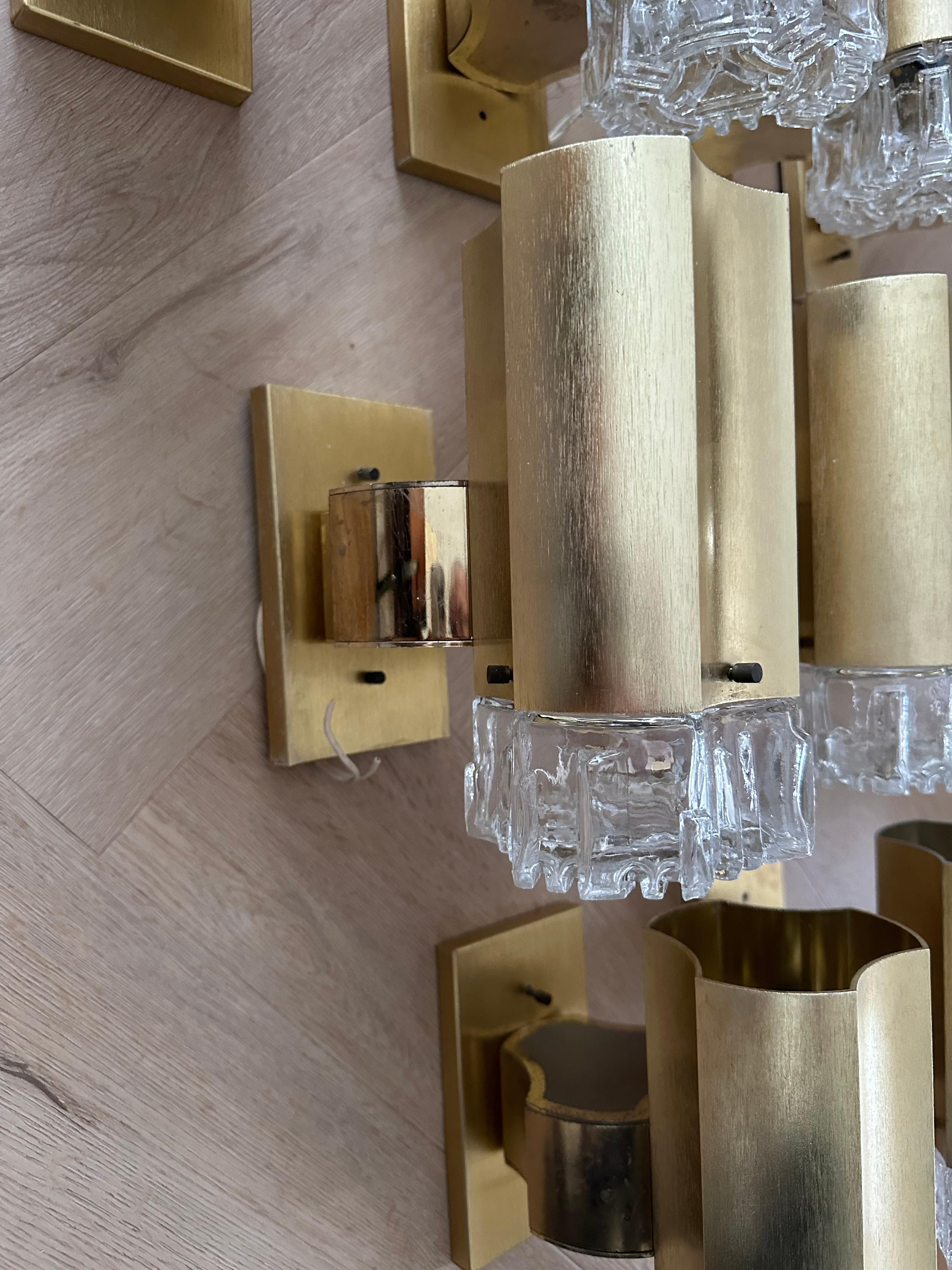 Fatto a mano Grande set di 10 lampade da parete in vetro e alluminio del MidCentury di design italiano in vendita