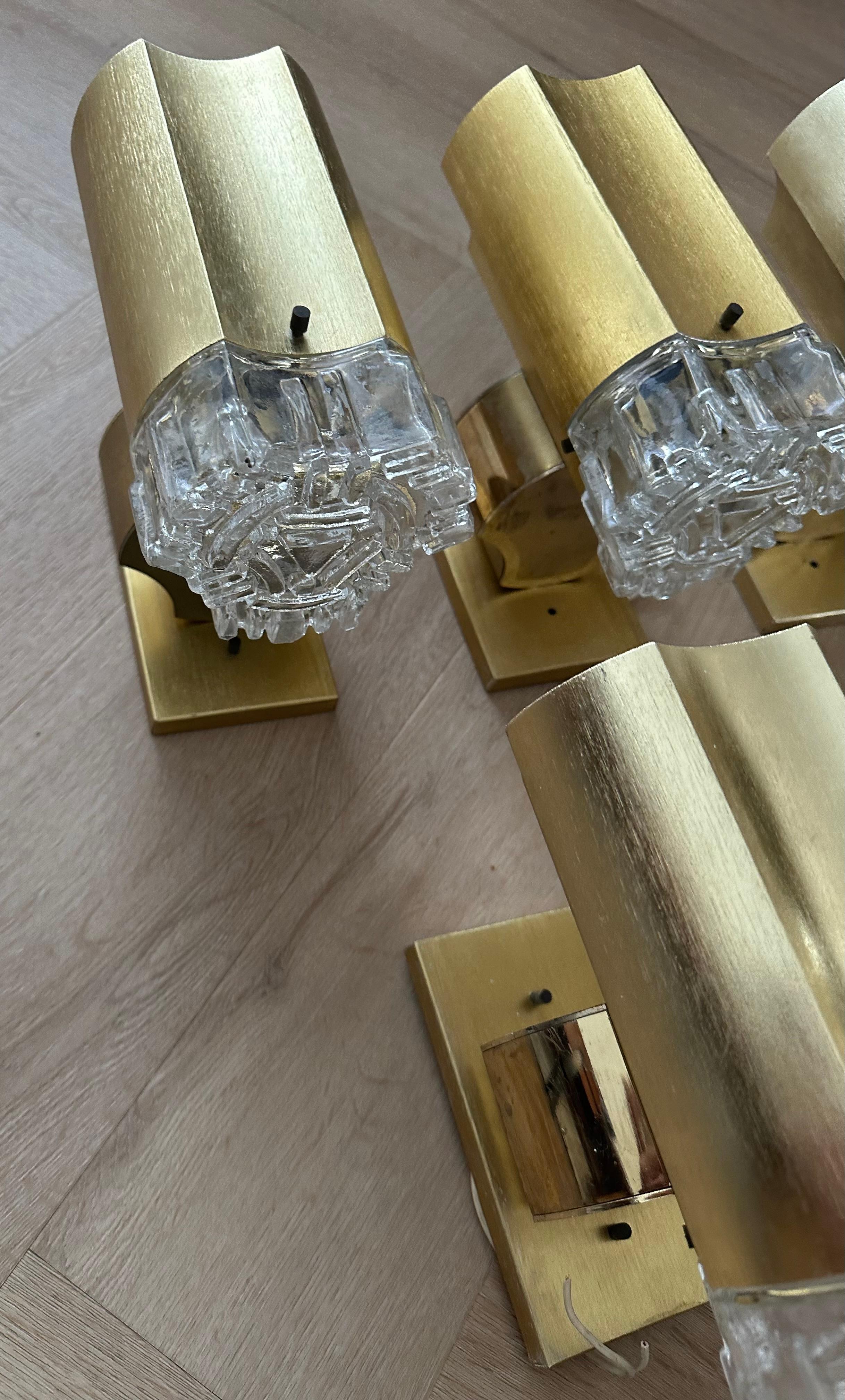Grande set di 10 lampade da parete in vetro e alluminio del MidCentury di design italiano In condizioni buone in vendita a Lisse, NL