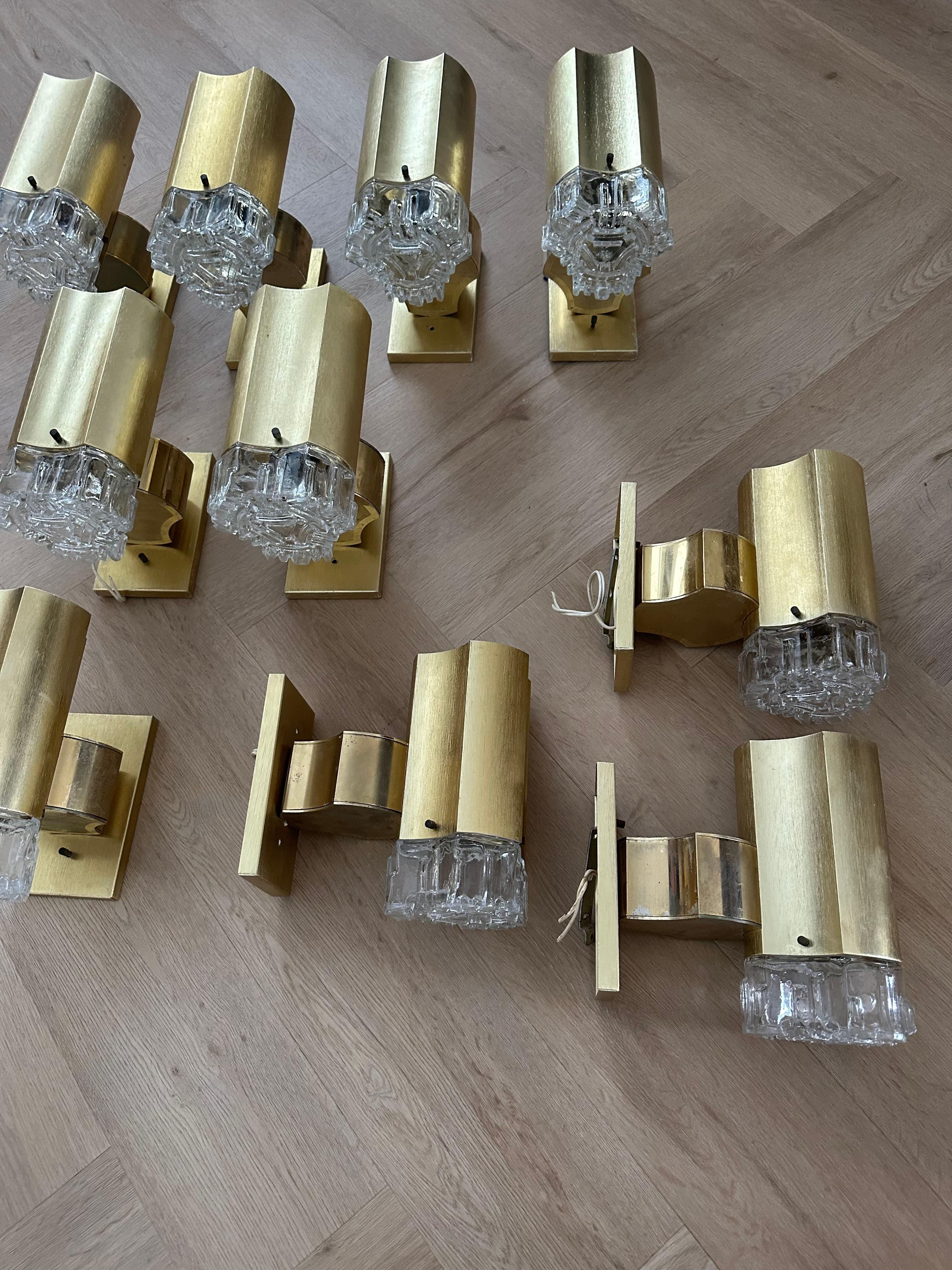 XX secolo Grande set di 10 lampade da parete in vetro e alluminio del MidCentury di design italiano in vendita