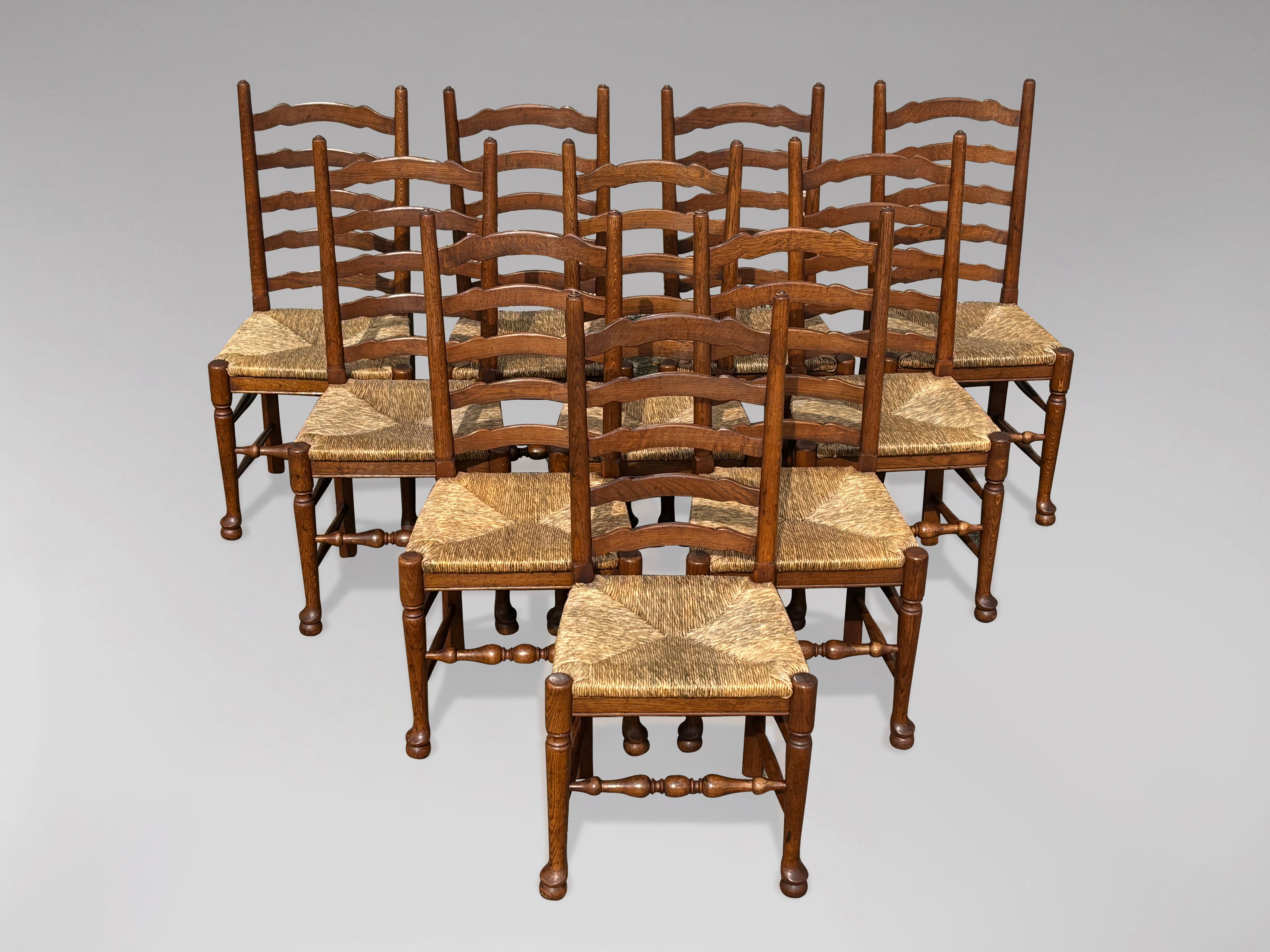 Georgien Grand ensemble de 10 chaises de salle à manger en chêne du Lancashire à dossier en échelle en vente