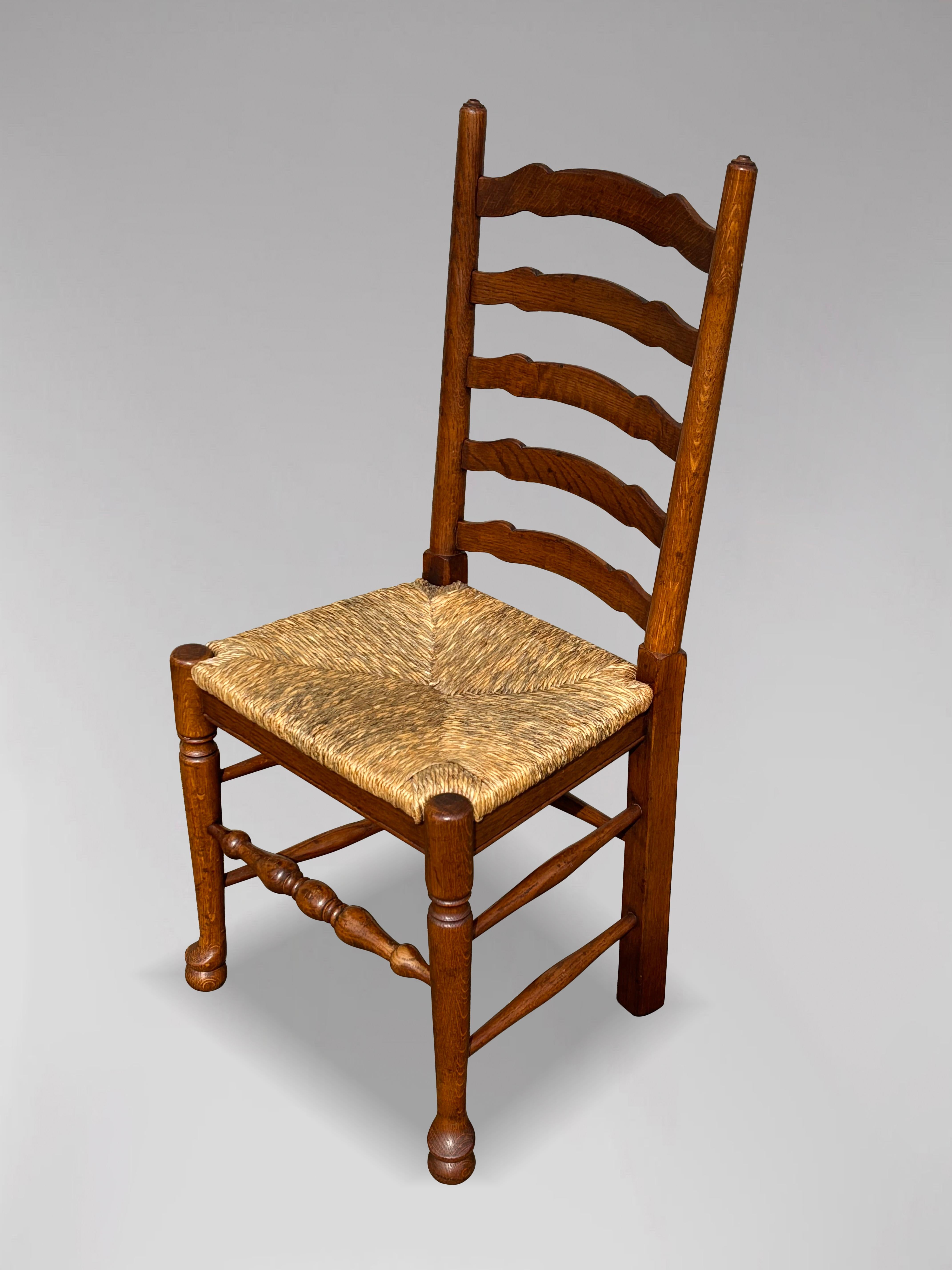 20ième siècle Grand ensemble de 10 chaises de salle à manger en chêne du Lancashire à dossier en échelle en vente