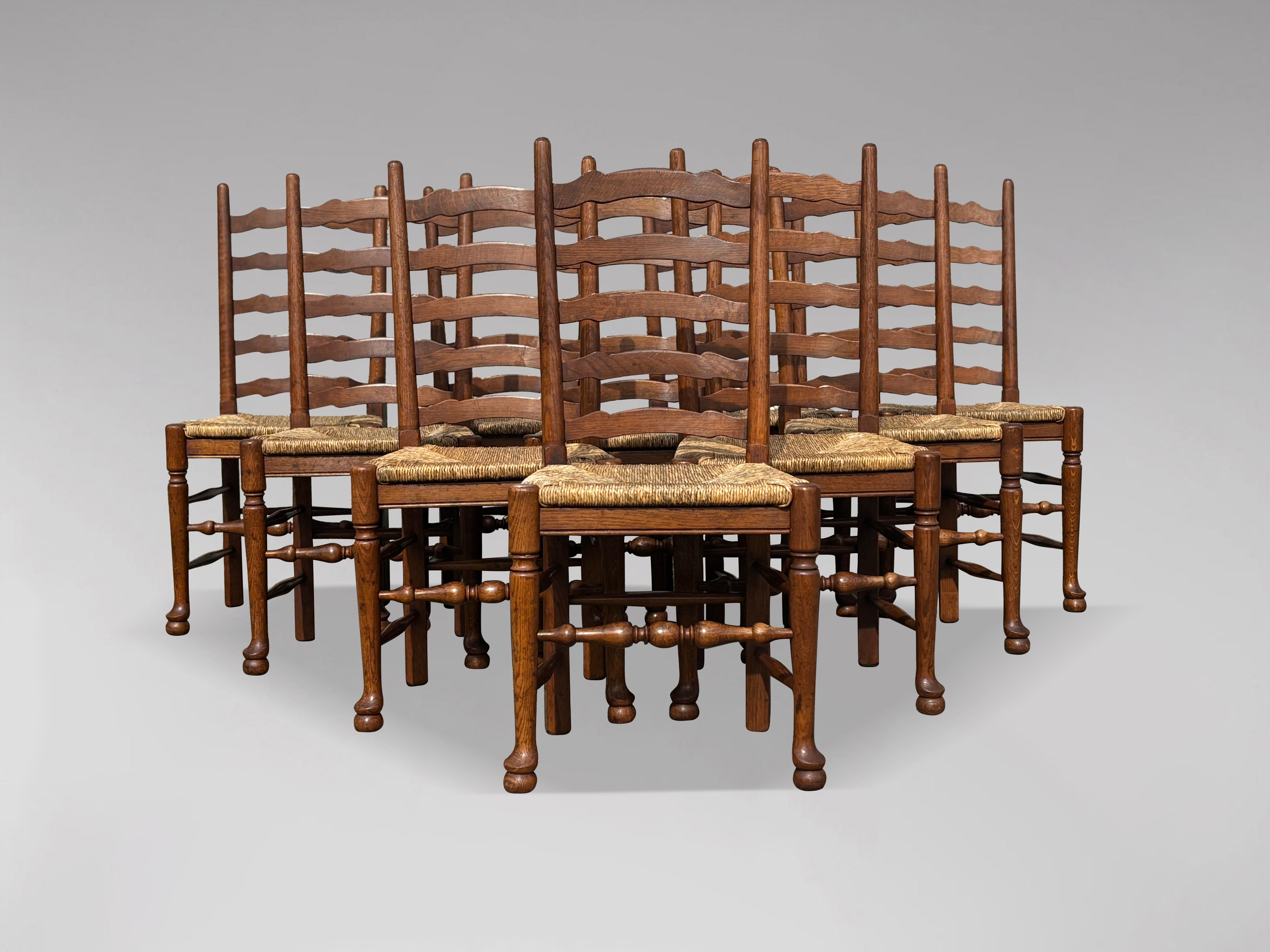 Grand ensemble de 10 chaises de salle à manger en chêne du Lancashire à dossier en échelle en vente 1