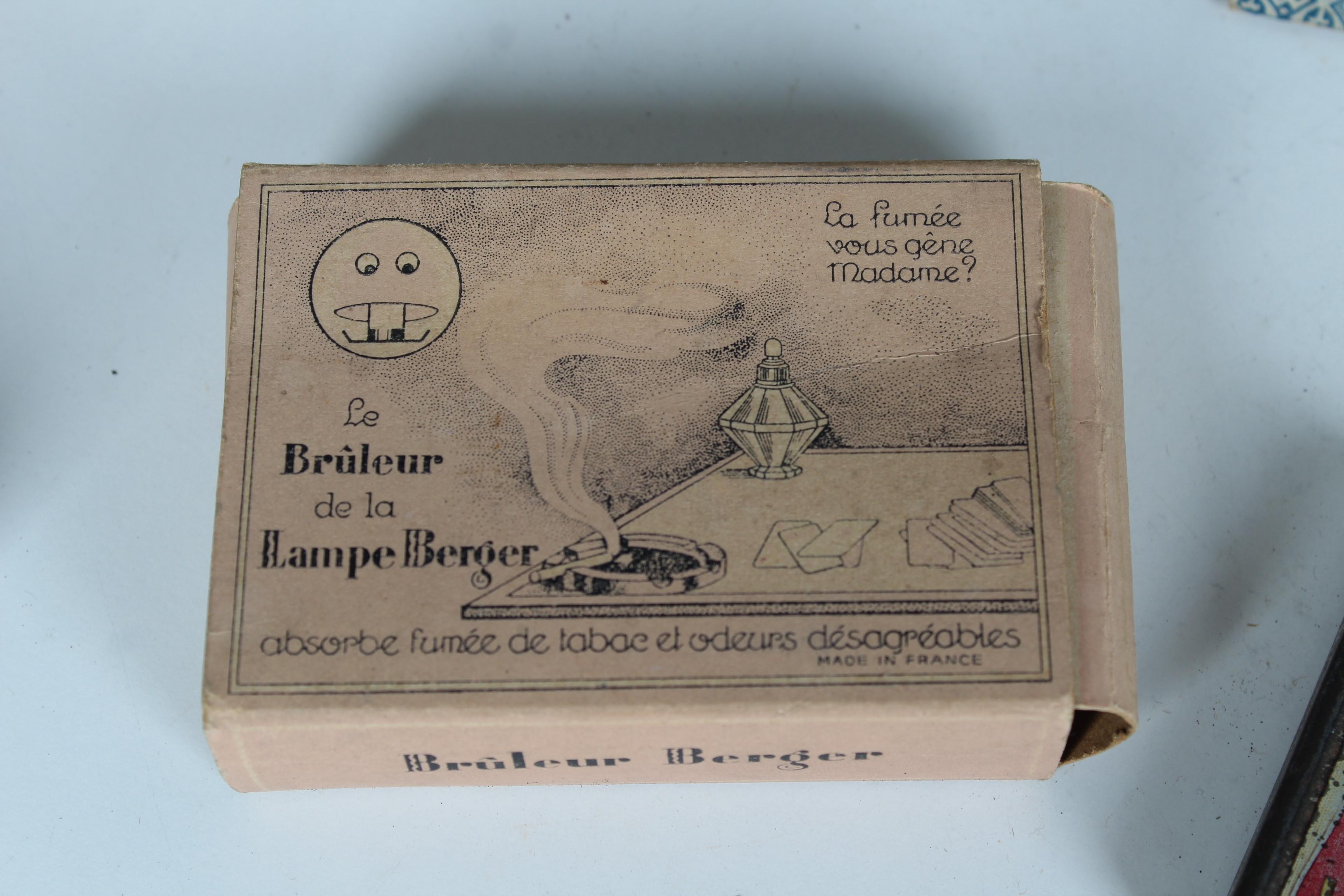 Großer Satz von 13 antiken Zinnschachteln, Tabakdosen aus Frankreich, 1930er Jahre, Art déco im Angebot 1