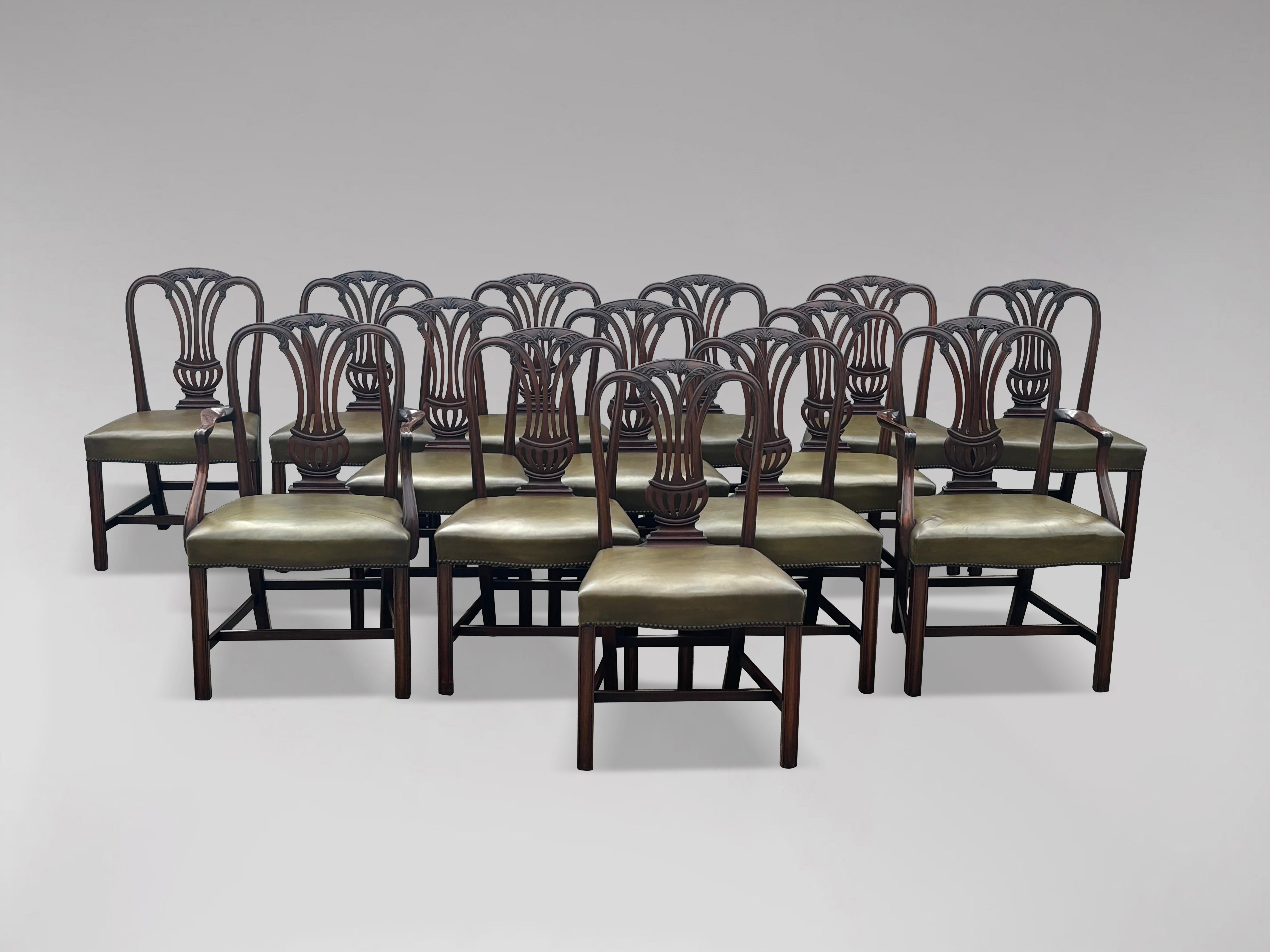 Grand ensemble de 14 chaises de salle à manger Hepplewhite en vente 9