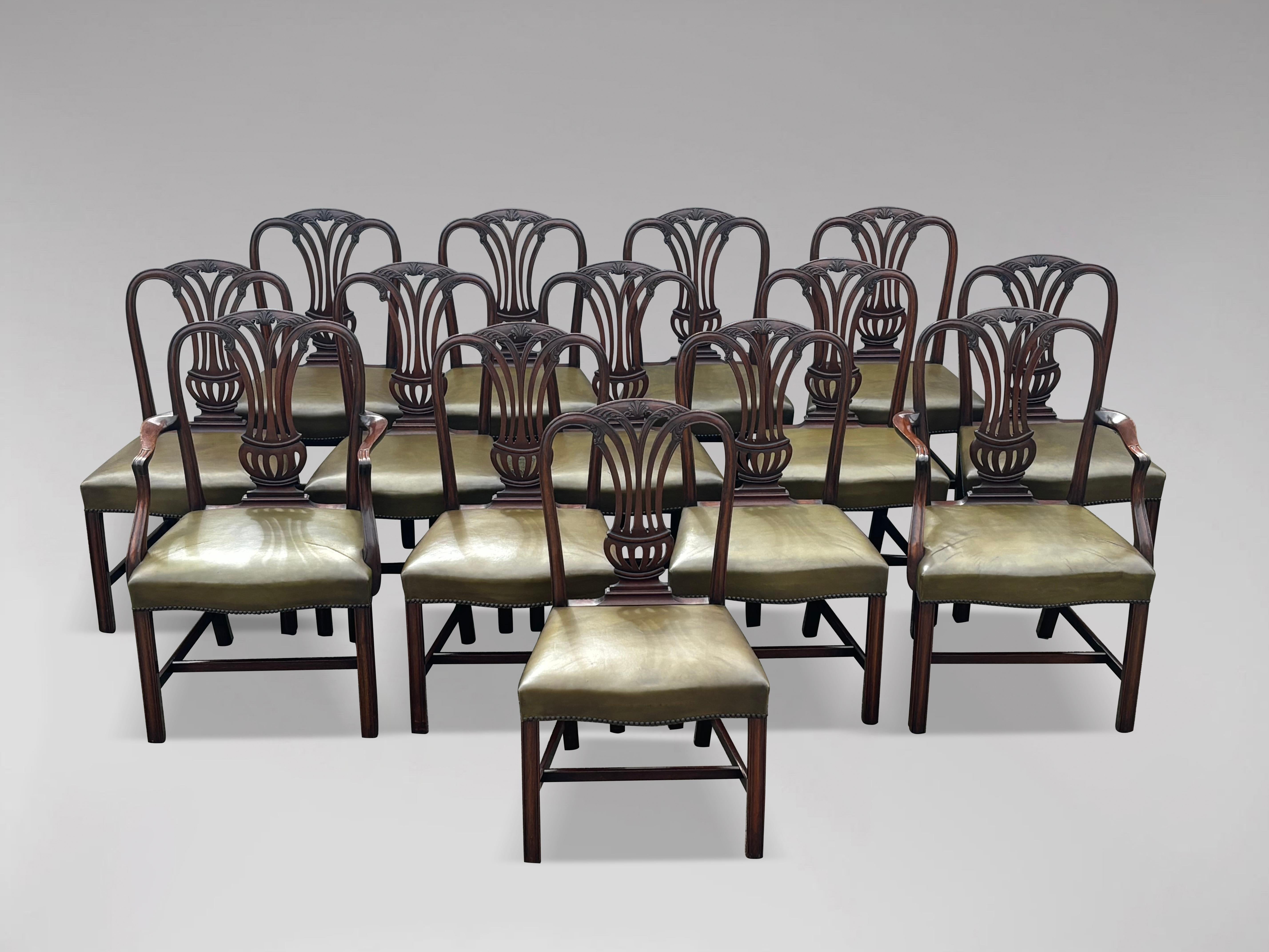 Britannique Grand ensemble de 14 chaises de salle à manger Hepplewhite en vente