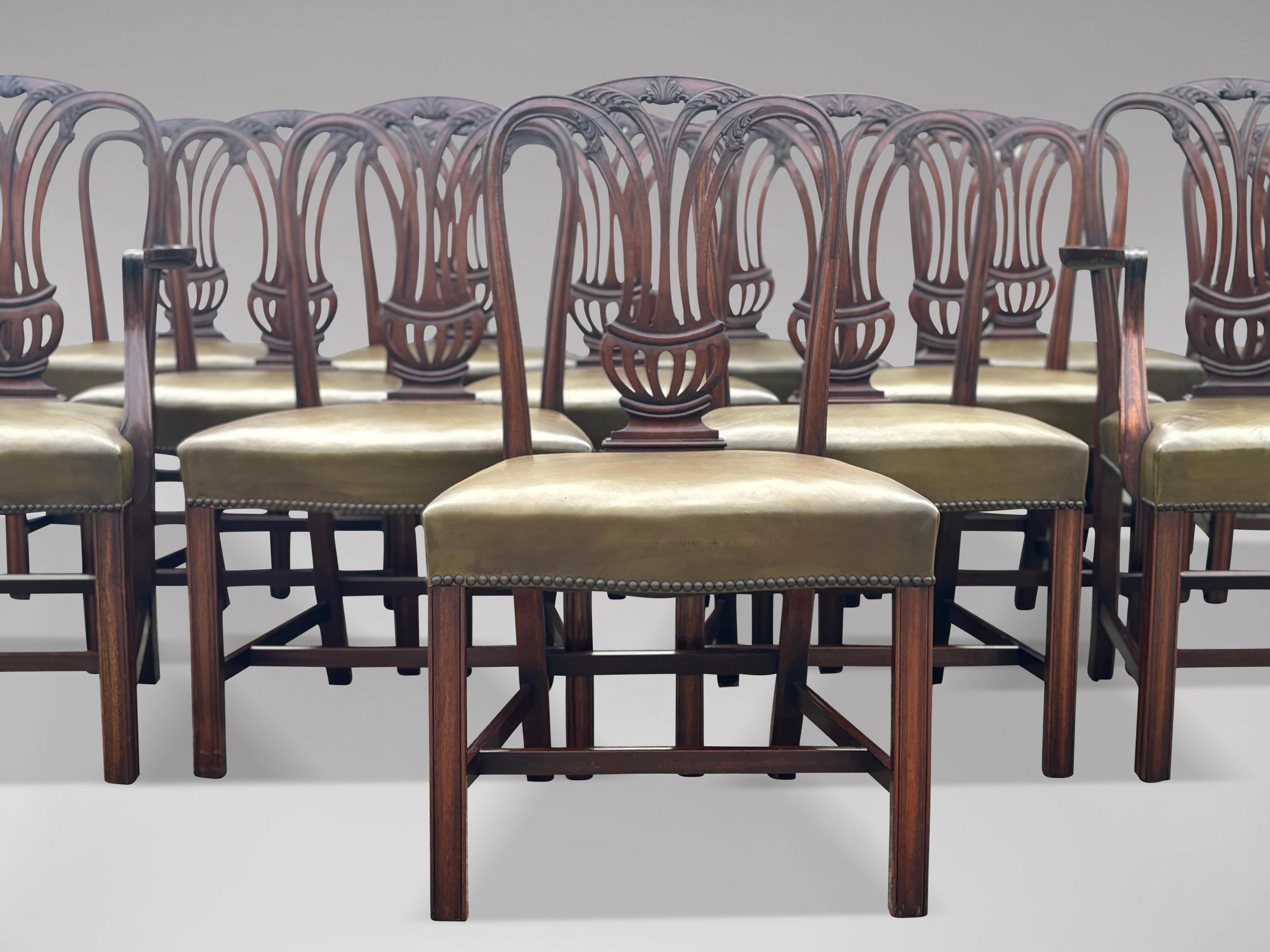 Grand ensemble de 14 chaises de salle à manger Hepplewhite Bon état - En vente à Petworth,West Sussex, GB