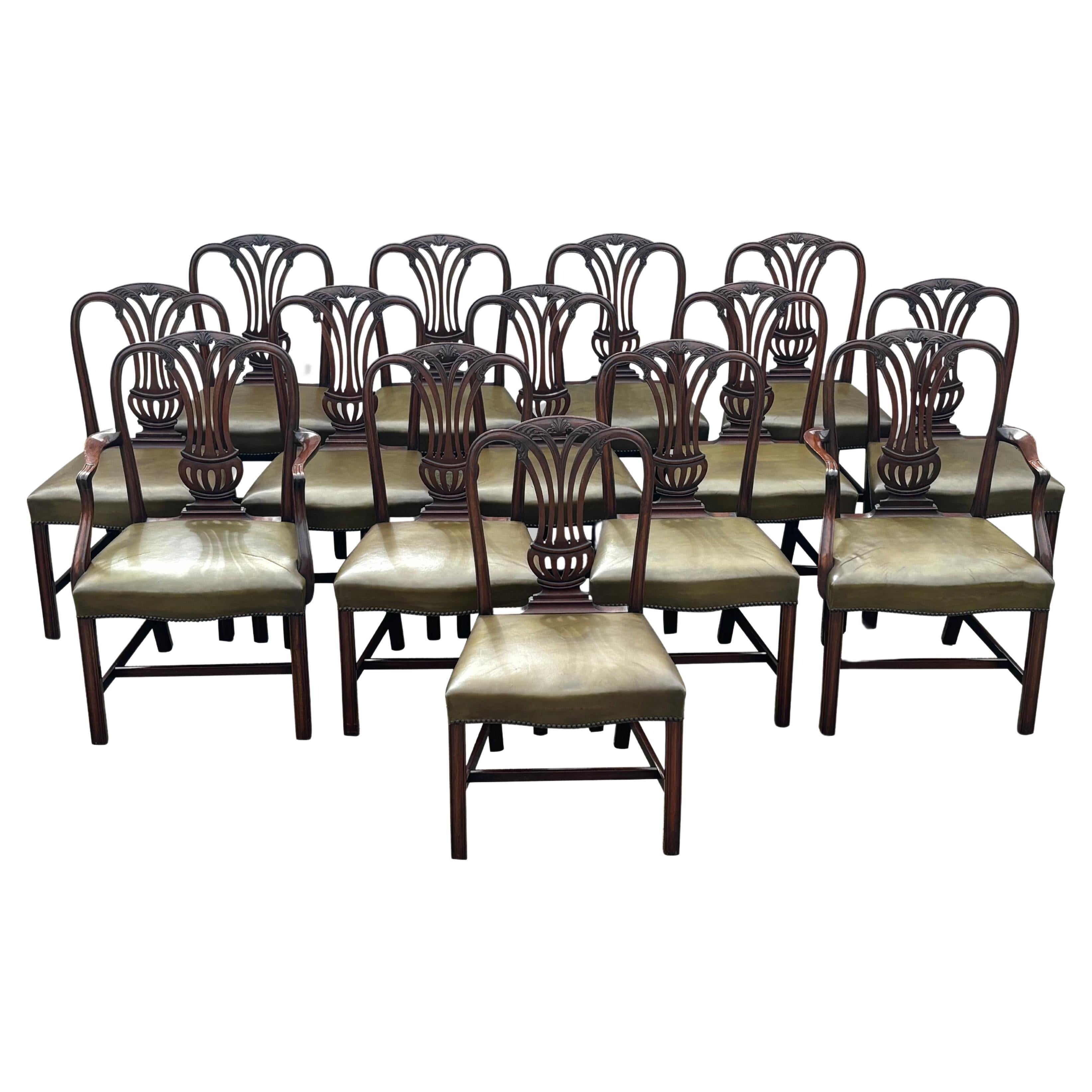 Grand ensemble de 14 chaises de salle à manger Hepplewhite en vente
