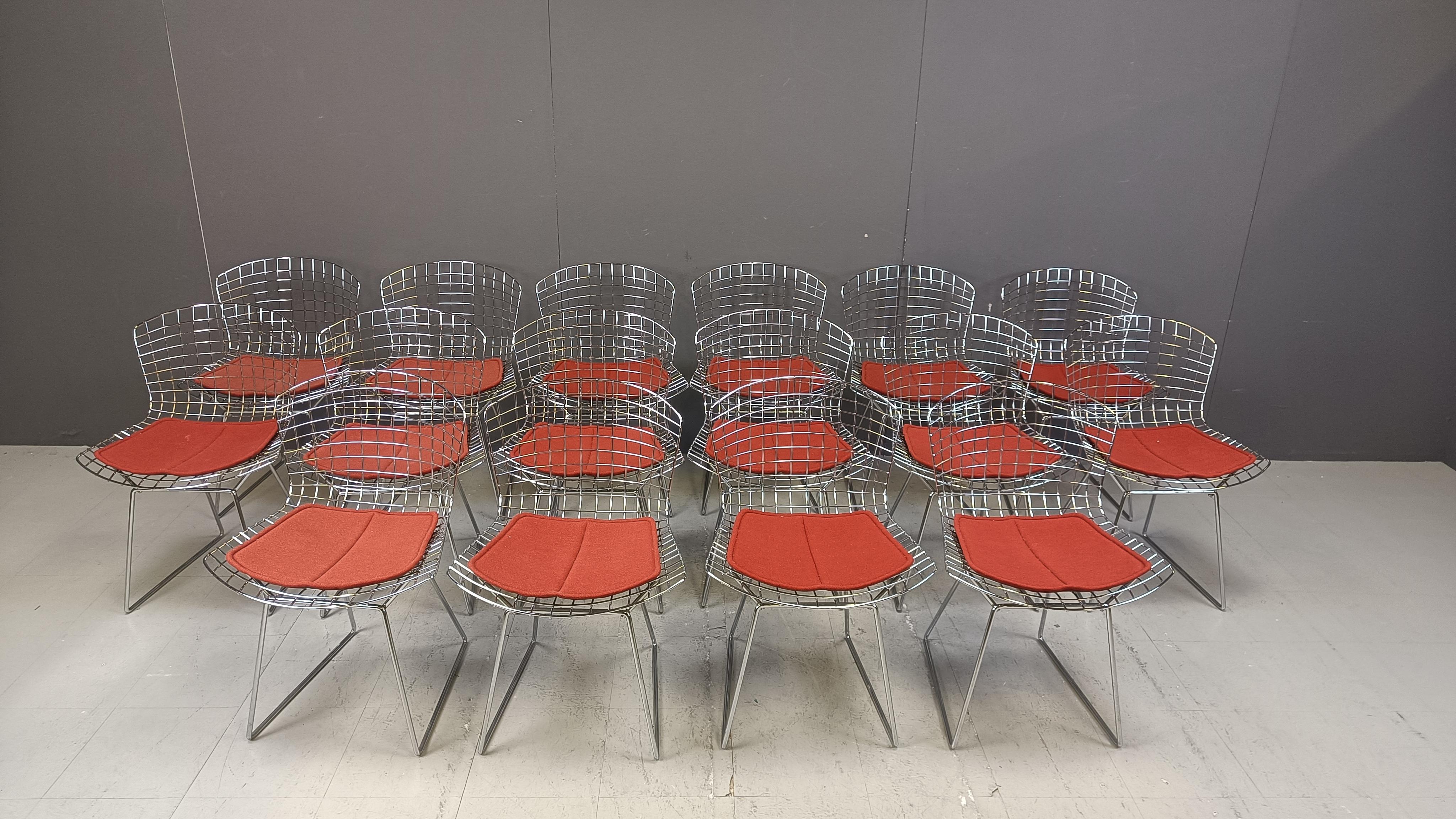 Huge set of 16 piece model 420 dining chair designed by Harry Bertoia for Knoll international.

Hard to date these examples, we estimated them to be from the late 1980s - early 1990s

Orange seat pads

Good condition

1980s - United