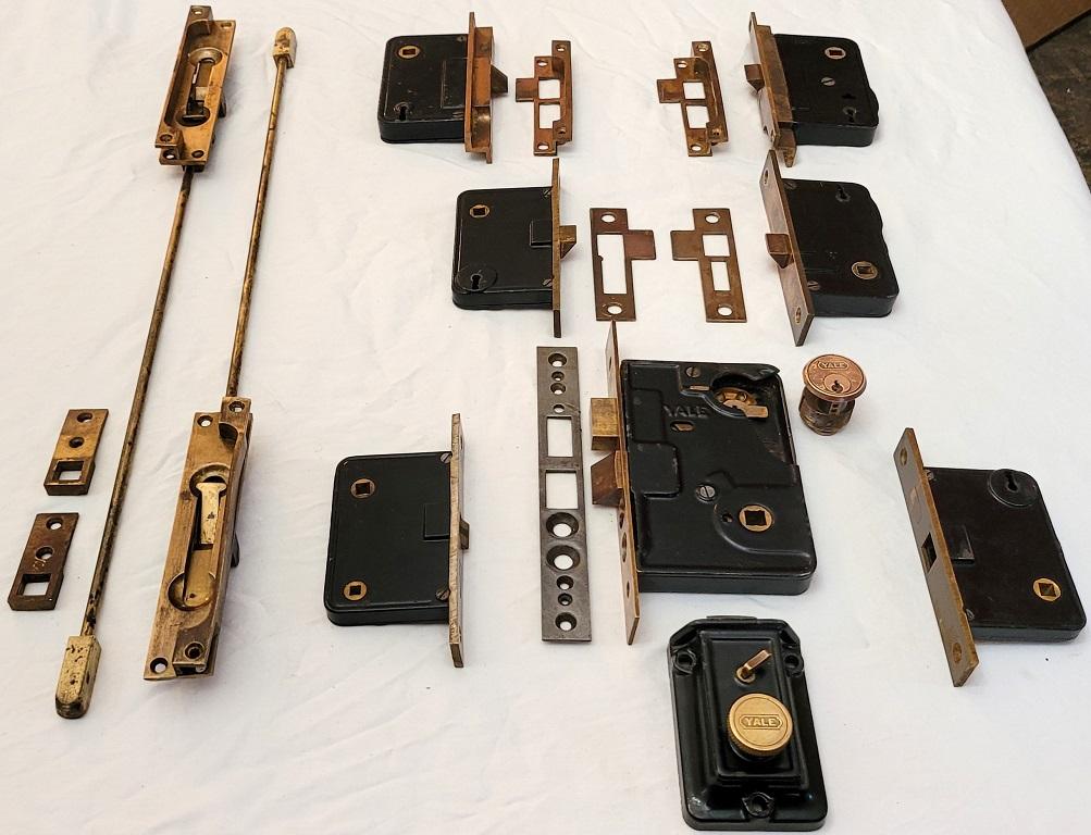 PRESENTING a FABULOUS Large Set of 1920s Yale Mortice Locks with Plates.

AMAZINGLY complete set!

Probably made in the US, circa 1920-29.

These are without doubt from the Art Nouveau/Art Deco Era.

They were salvaged from the solid walnut doors,