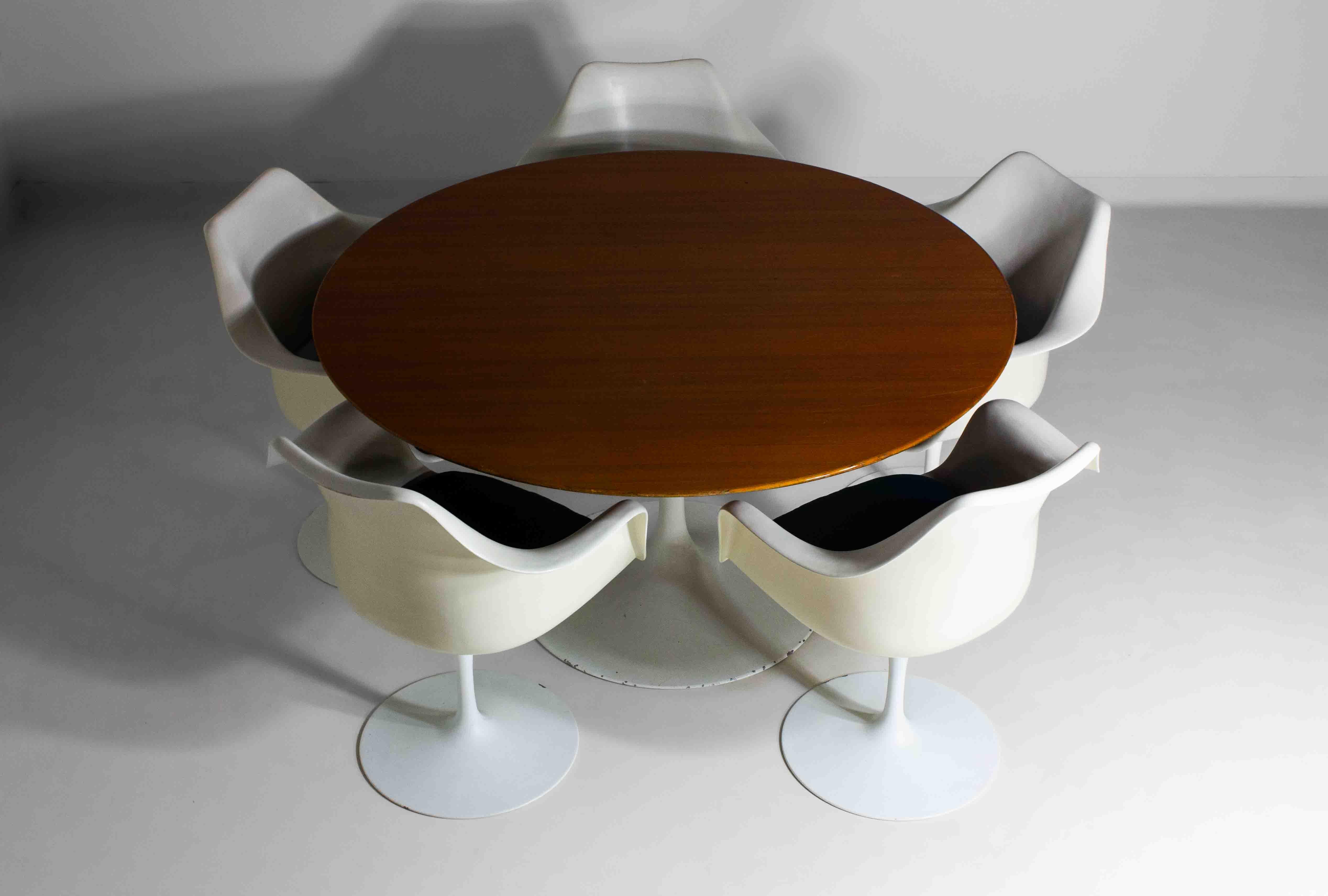 Le fauteuil Tulipe d'Eero Saarinen, conçu en 1955-56 dans le cadre de sa Collection Pedestal pour Knoll, est une icône du modernisme. Saarinen a cherché à résoudre le problème du 