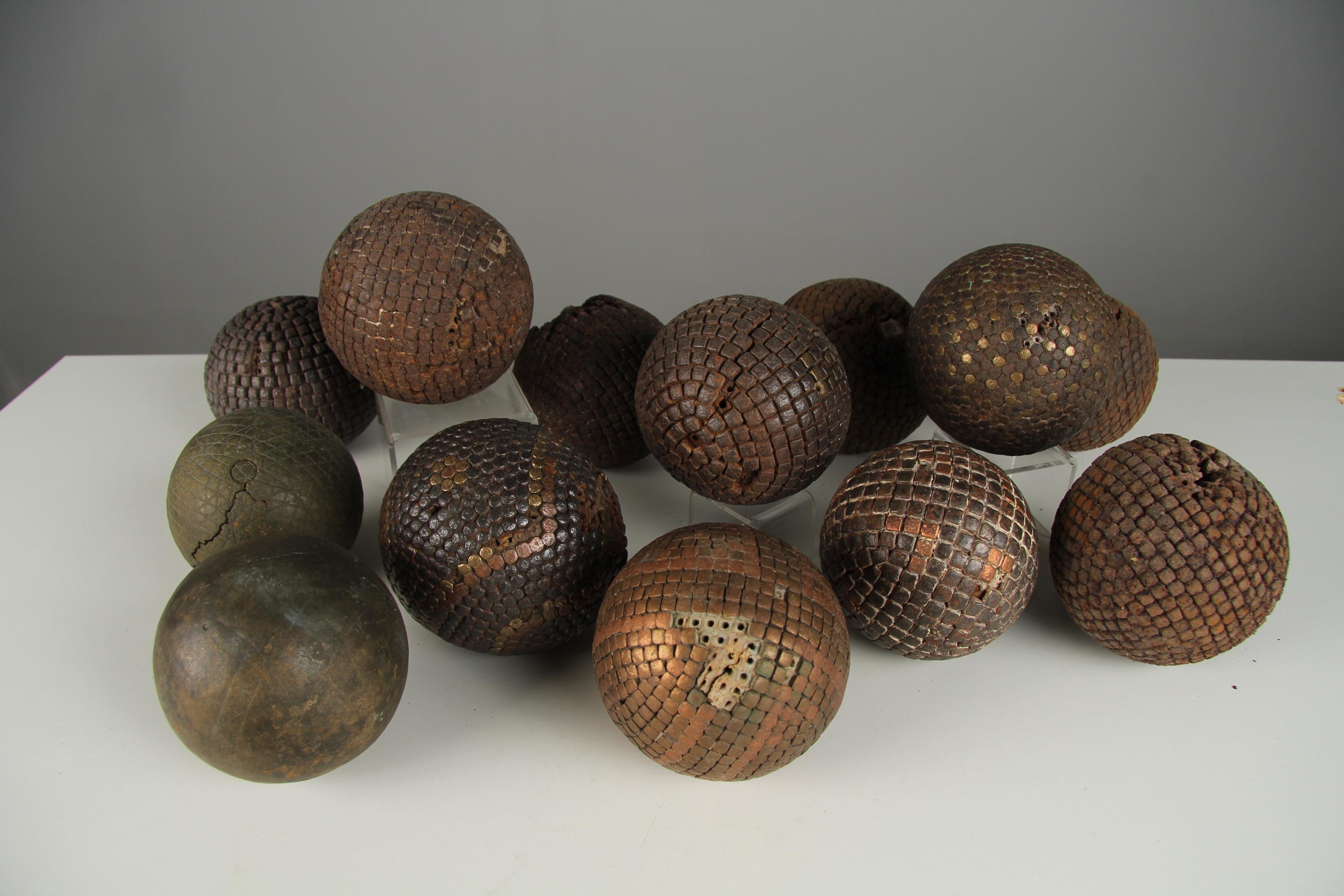 Grand jeu de boules de 13 pièces, France, fin du 19e siècle.
Non restauré, état d'origine avec des signes d'âge et d'utilisation.

Au XIXe siècle, la fabrication des boules de pétanque a connu un développement important en France à mesure que le jeu