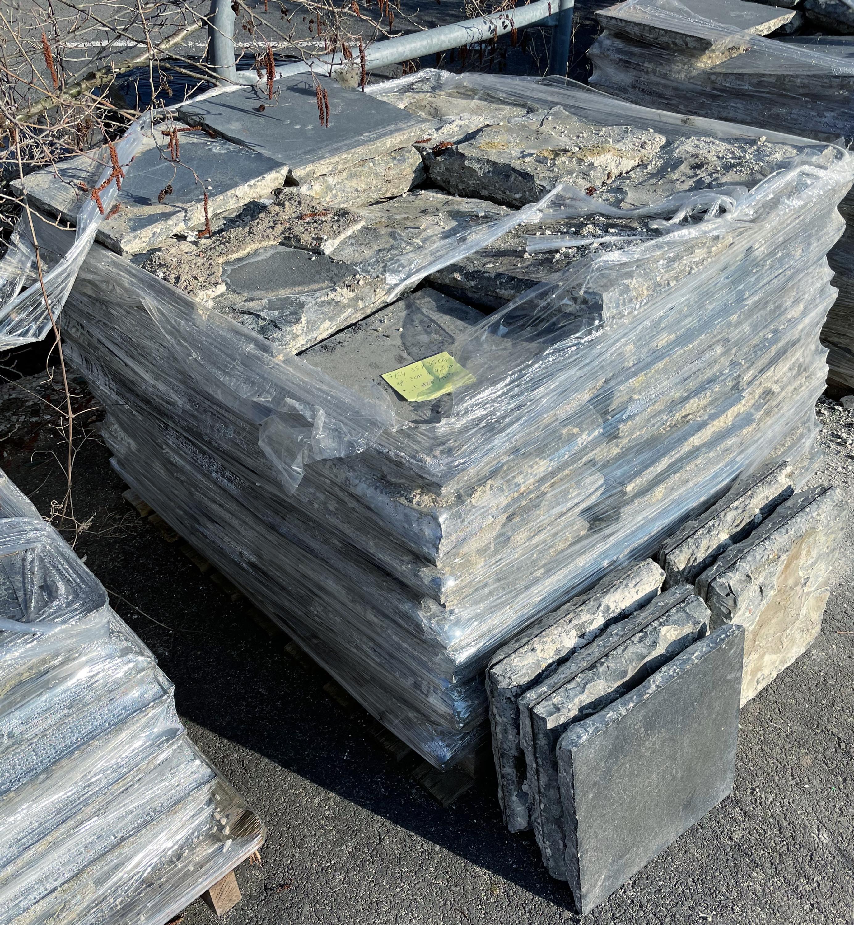 Grand ensemble de carreaux de pierres noires en vente 3