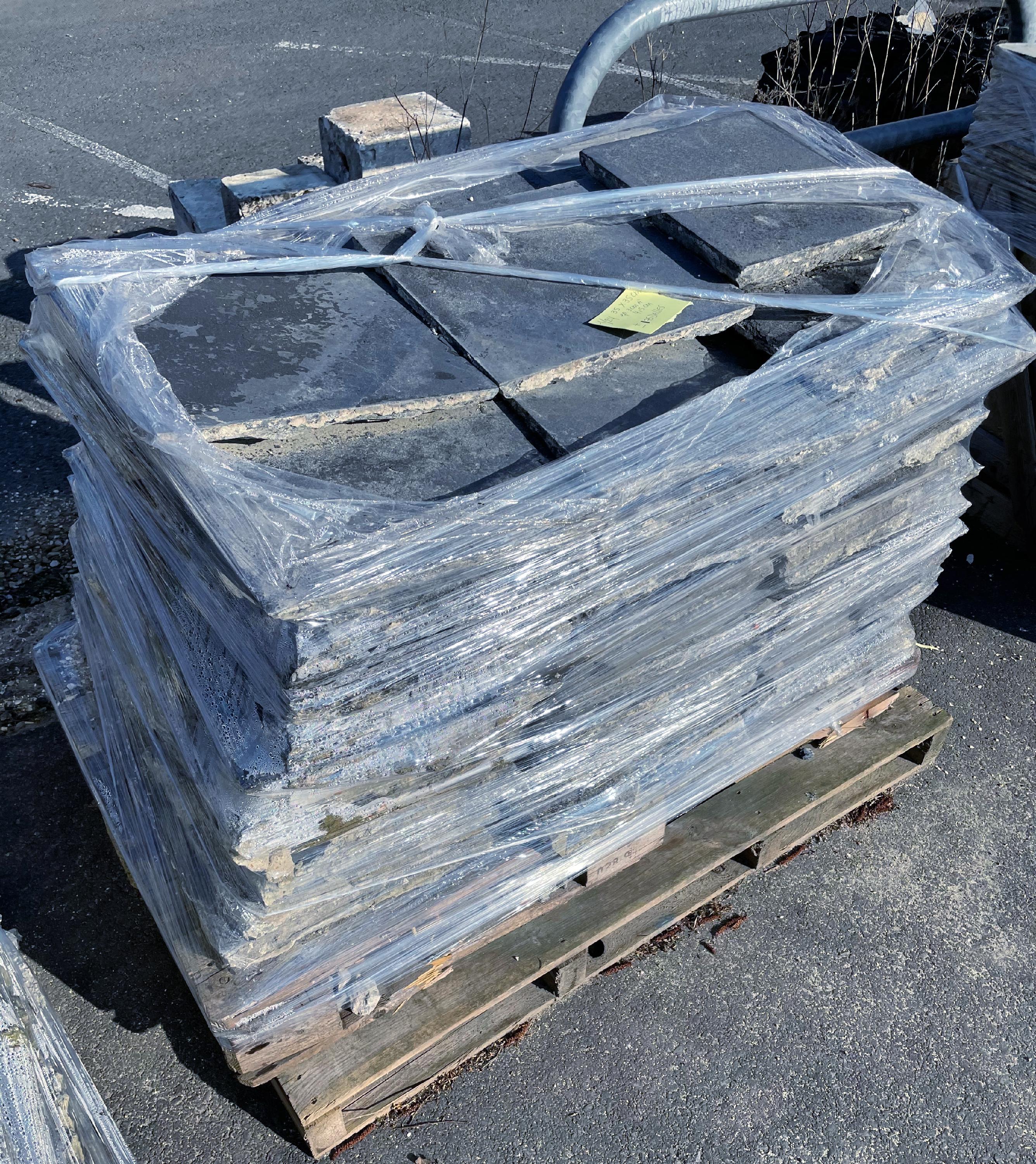 Grand ensemble de carreaux de pierres noires en vente 5