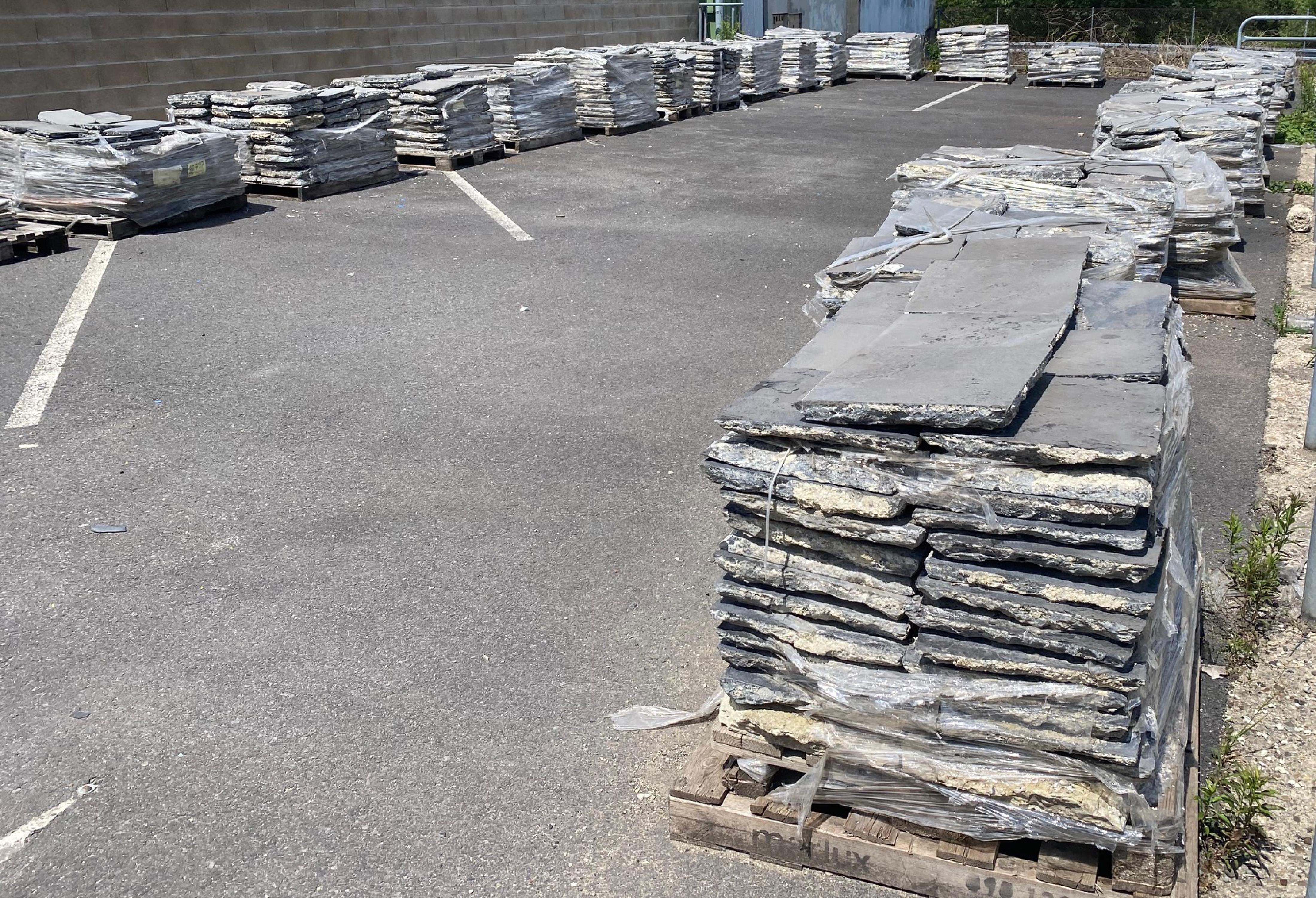 Grand ensemble de carreaux de pierres noires en vente 6