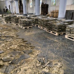 Großes Set schwarzer Steinfliesen