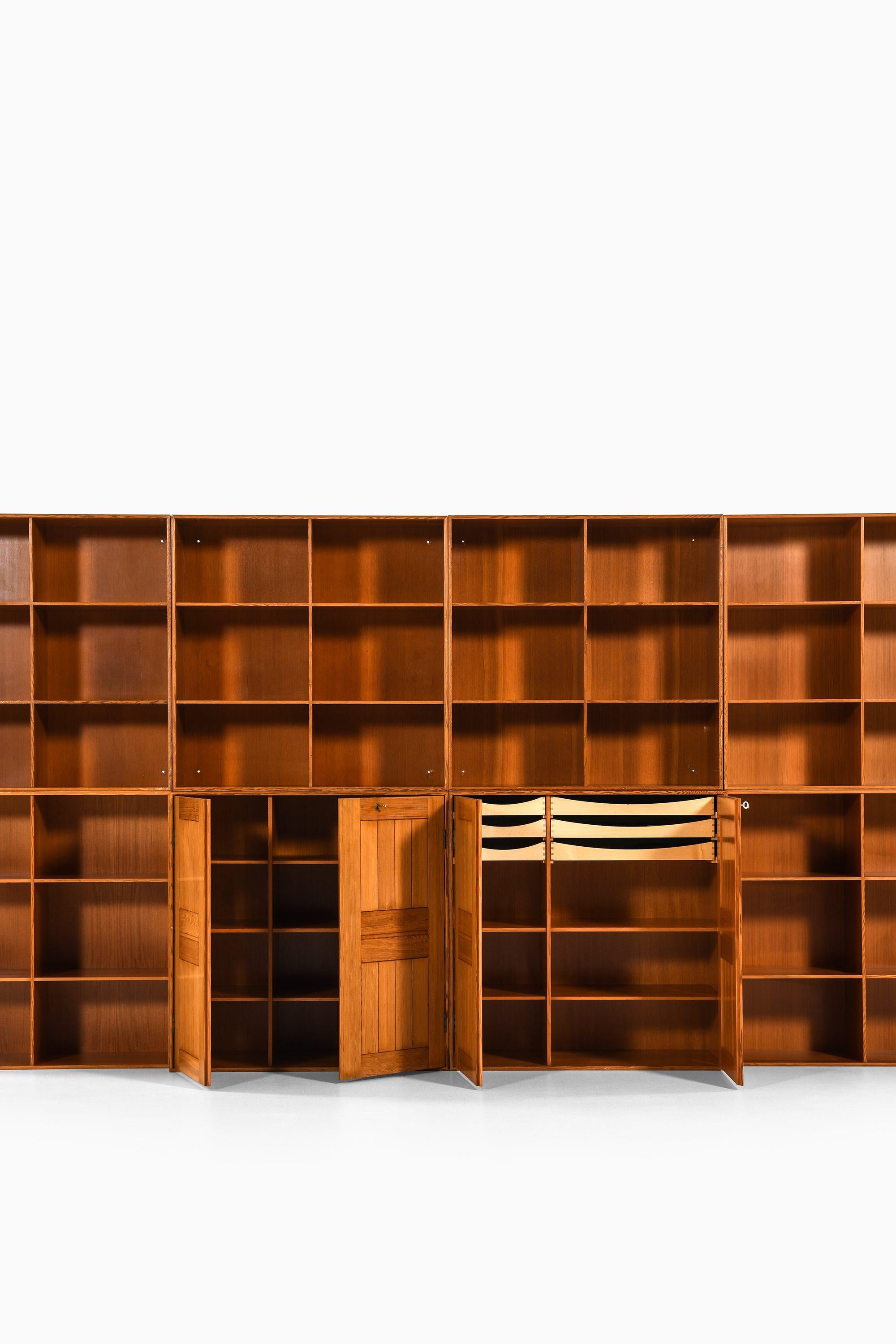 Scandinavo moderno Grande set di librerie in pino dell'Oregon di Mogens Koch, 1933 in vendita