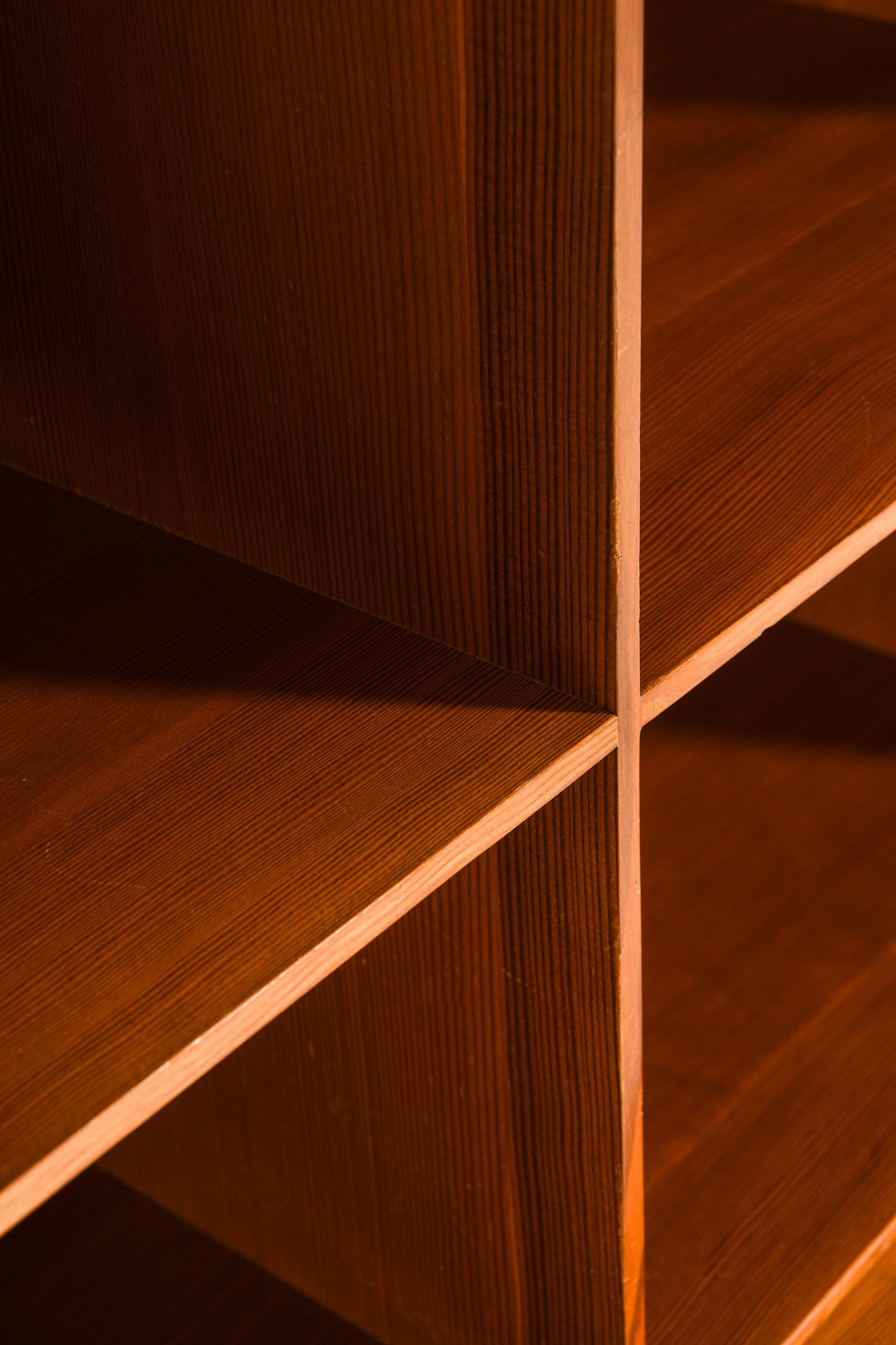 XX secolo Grande set di librerie in pino dell'Oregon di Mogens Koch, 1933 in vendita