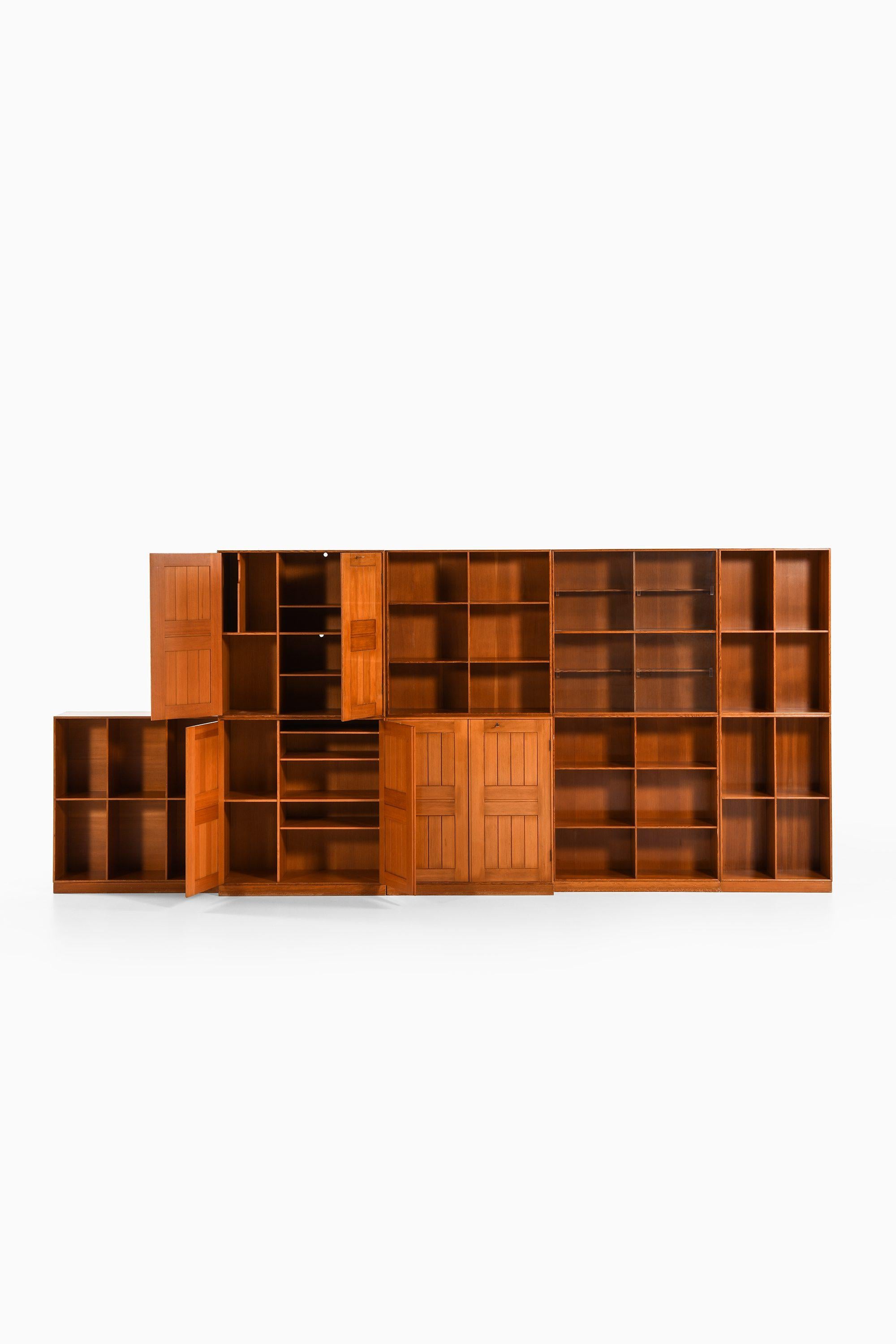 Gran conjunto de librerías de pino de Oregón y cristal de Mogens Koch, 1933 Escandinavo moderno en venta