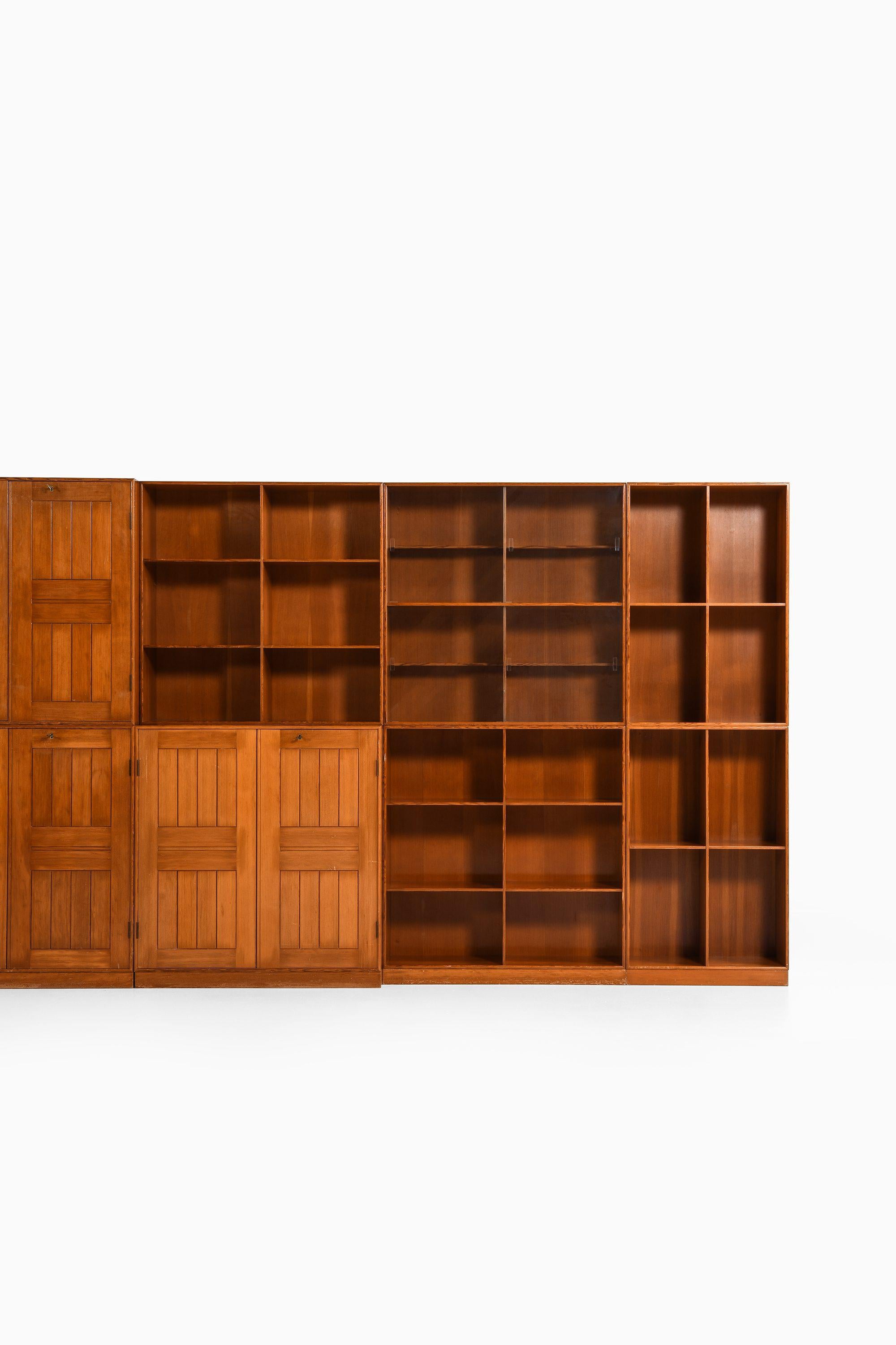 Gran conjunto de librerías de pino de Oregón y cristal de Mogens Koch, 1933 en Bueno estado para la venta en Limhamn, Skåne län