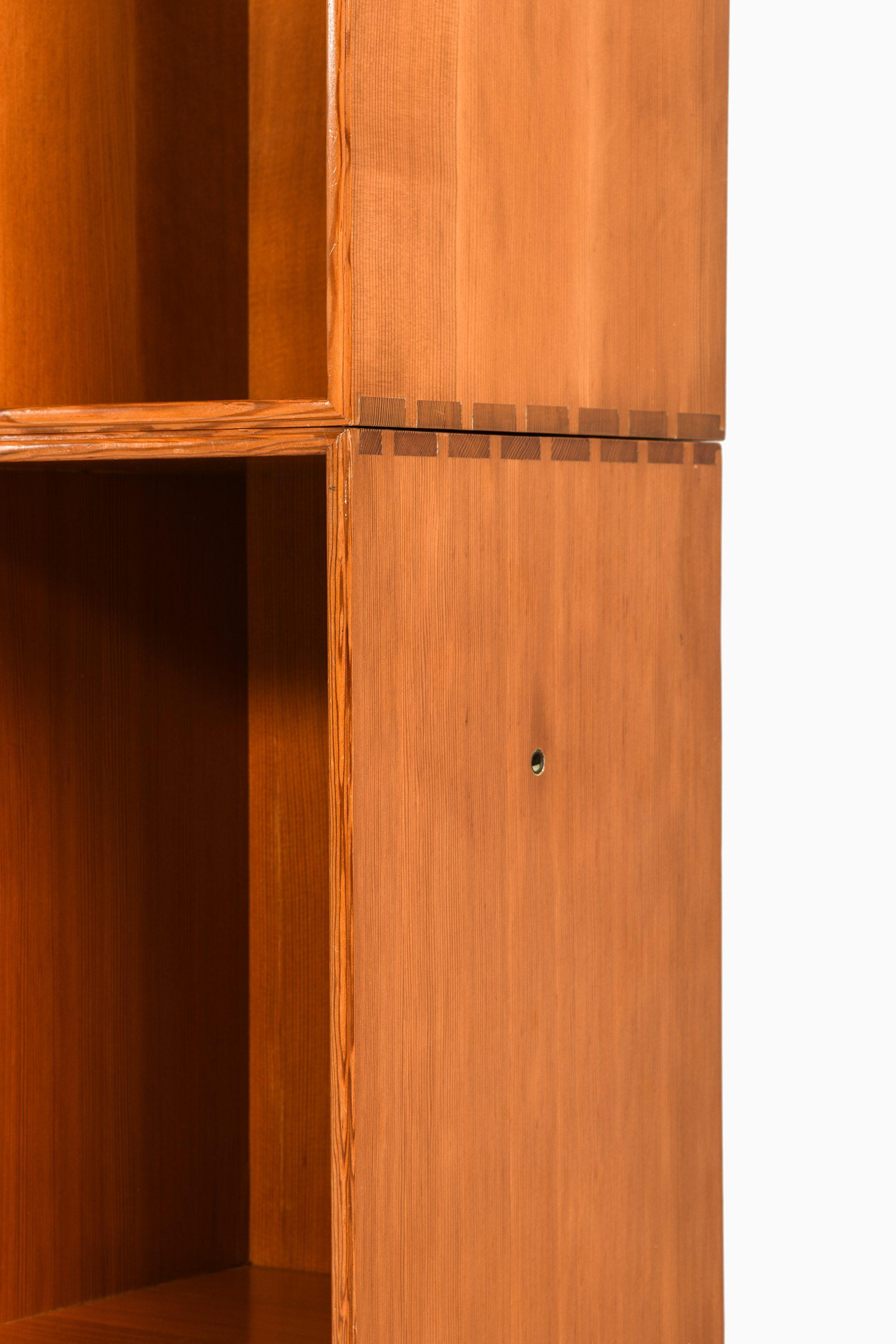 Gran conjunto de librerías de pino de Oregón y cristal de Mogens Koch, 1933 Pino en venta