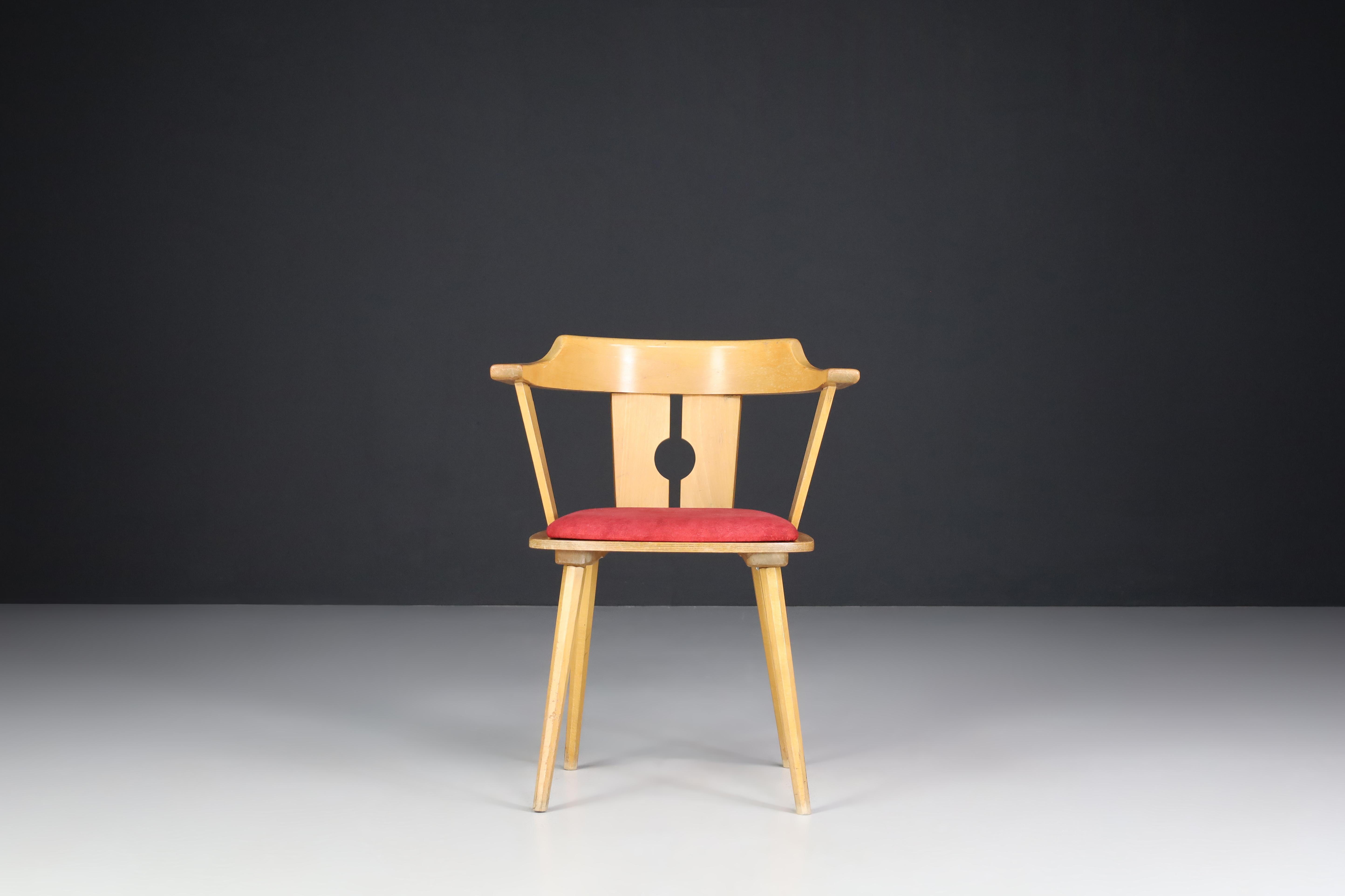 Grande set di 12 sedie da pranzo in faggio e tappezzeria originale, Francia anni '60
 
Caratteristico set di 12 sedie da pranzo francesi in legno di faggio e tessuto originale. L'elegante forma aperta e le gambe affusolate in legno completano queste