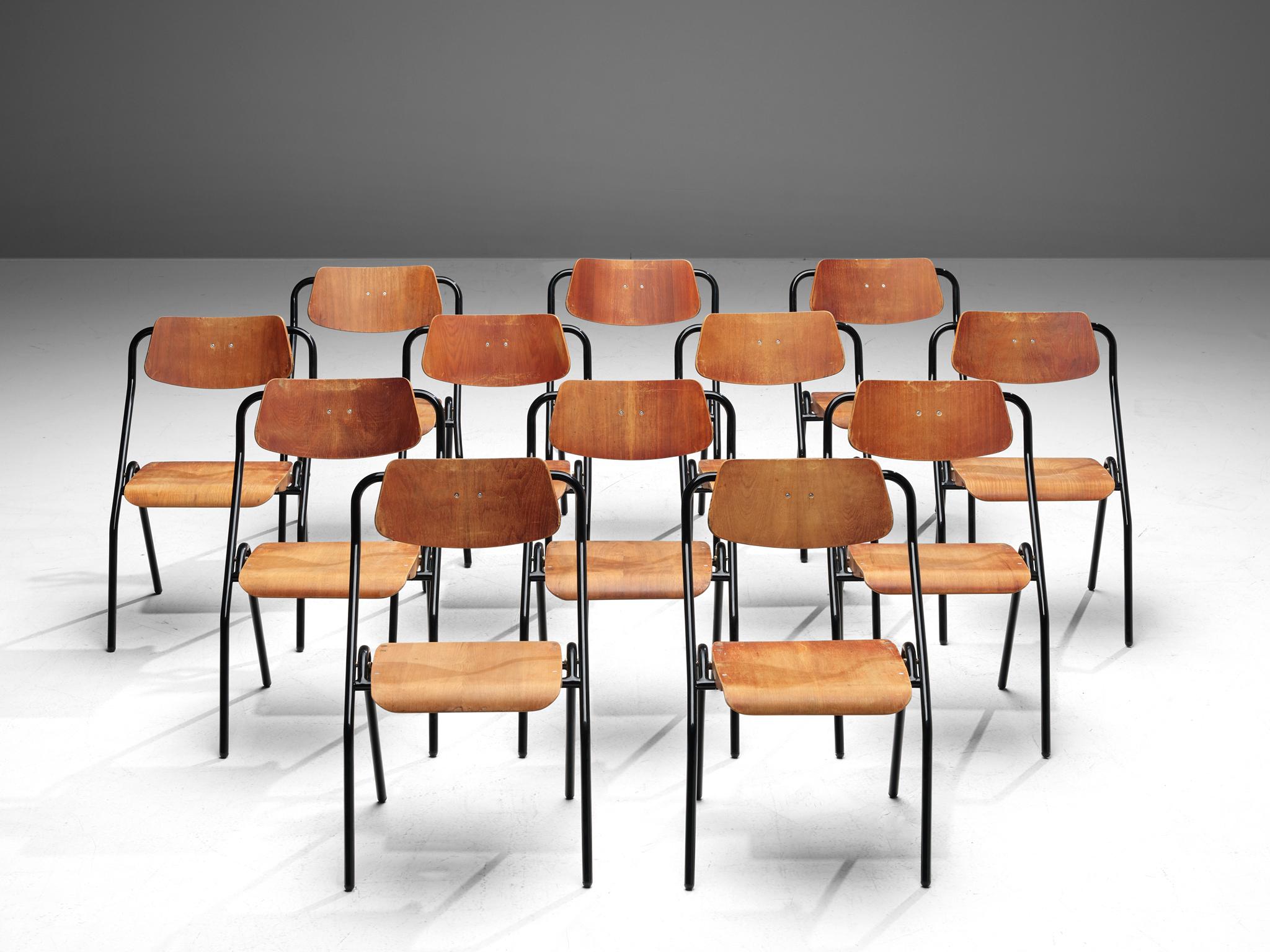 Klappbare Stühle, lackiertes Metall und Sperrholz, Niederlande, ca. 1930

Dieses sehr große Set von Stühlen der holländischen Schule aus der Mitte des letzten Jahrhunderts wäre eine gute Wahl für Ihr Projekt, wenn Sie Stühle suchen, die leicht zu