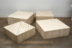 Grand ensemble de huit éléments en travertin formant une ou plusieurs tables basses