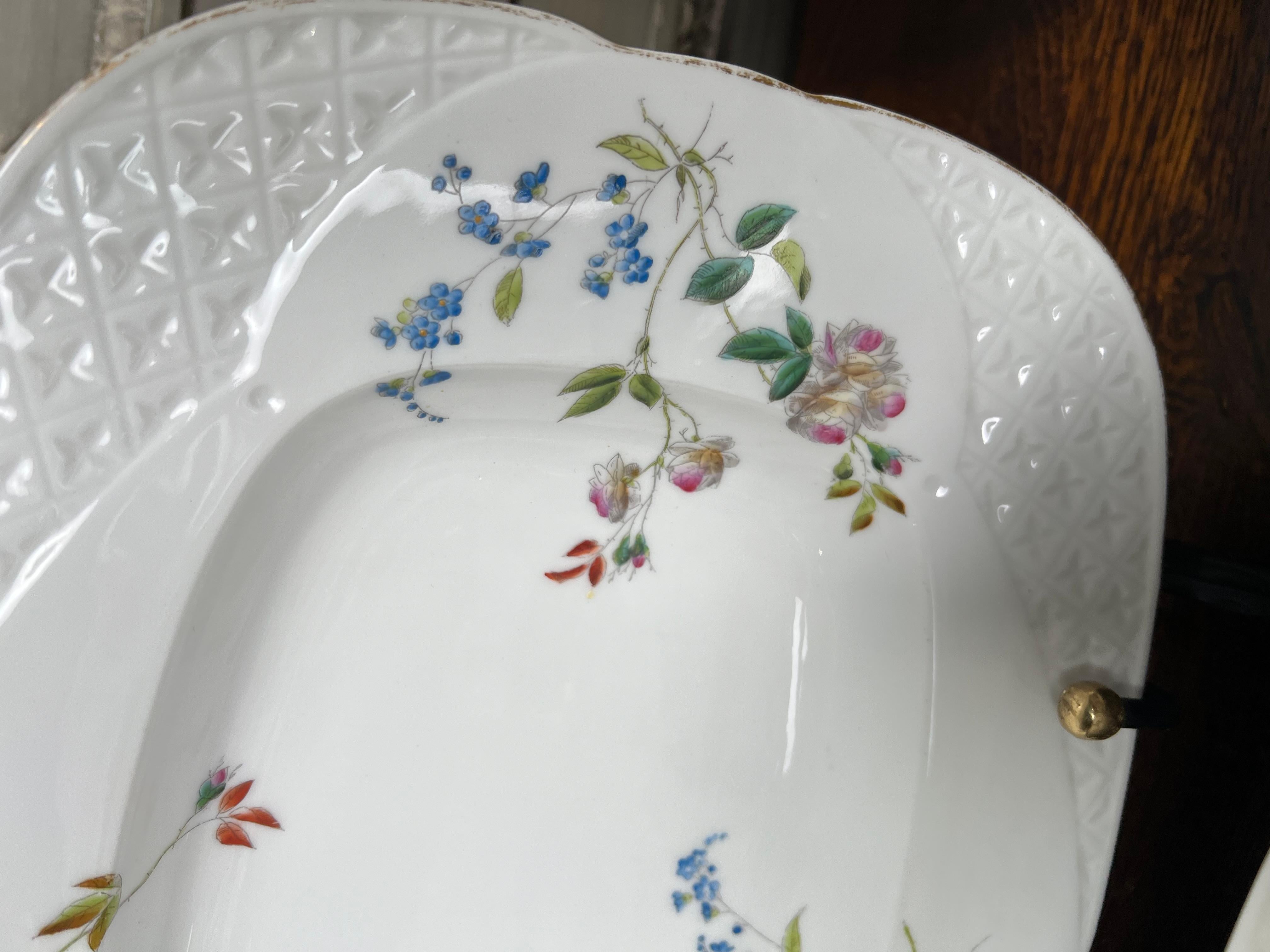 Grand ensemble de vaisselle française de style Louis XV en porcelaine rose et bleue en vente 2