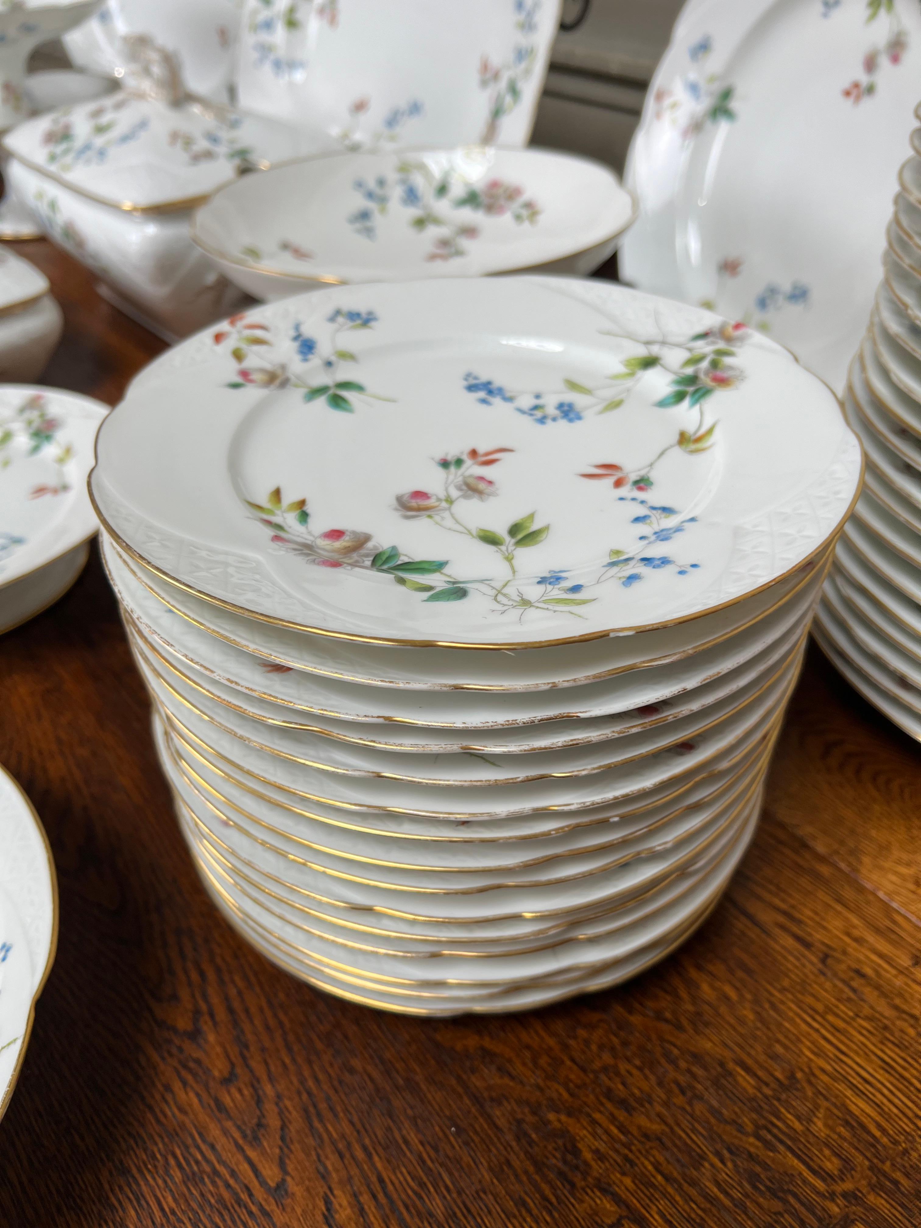 Doré Grand ensemble de vaisselle française de style Louis XV en porcelaine rose et bleue en vente