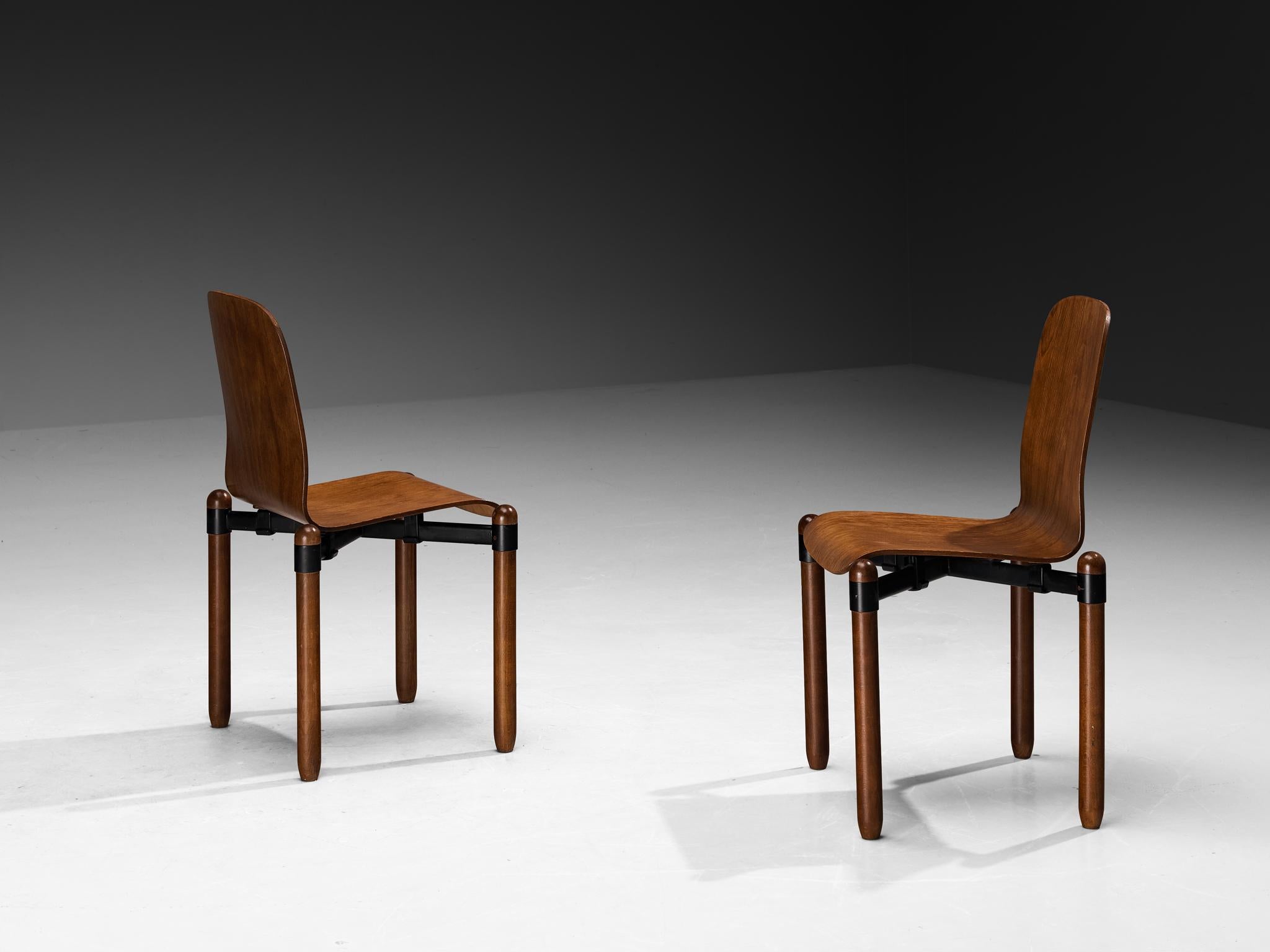 Europeo Grande set di sedie da pranzo moderniste in legno e metallo in vendita
