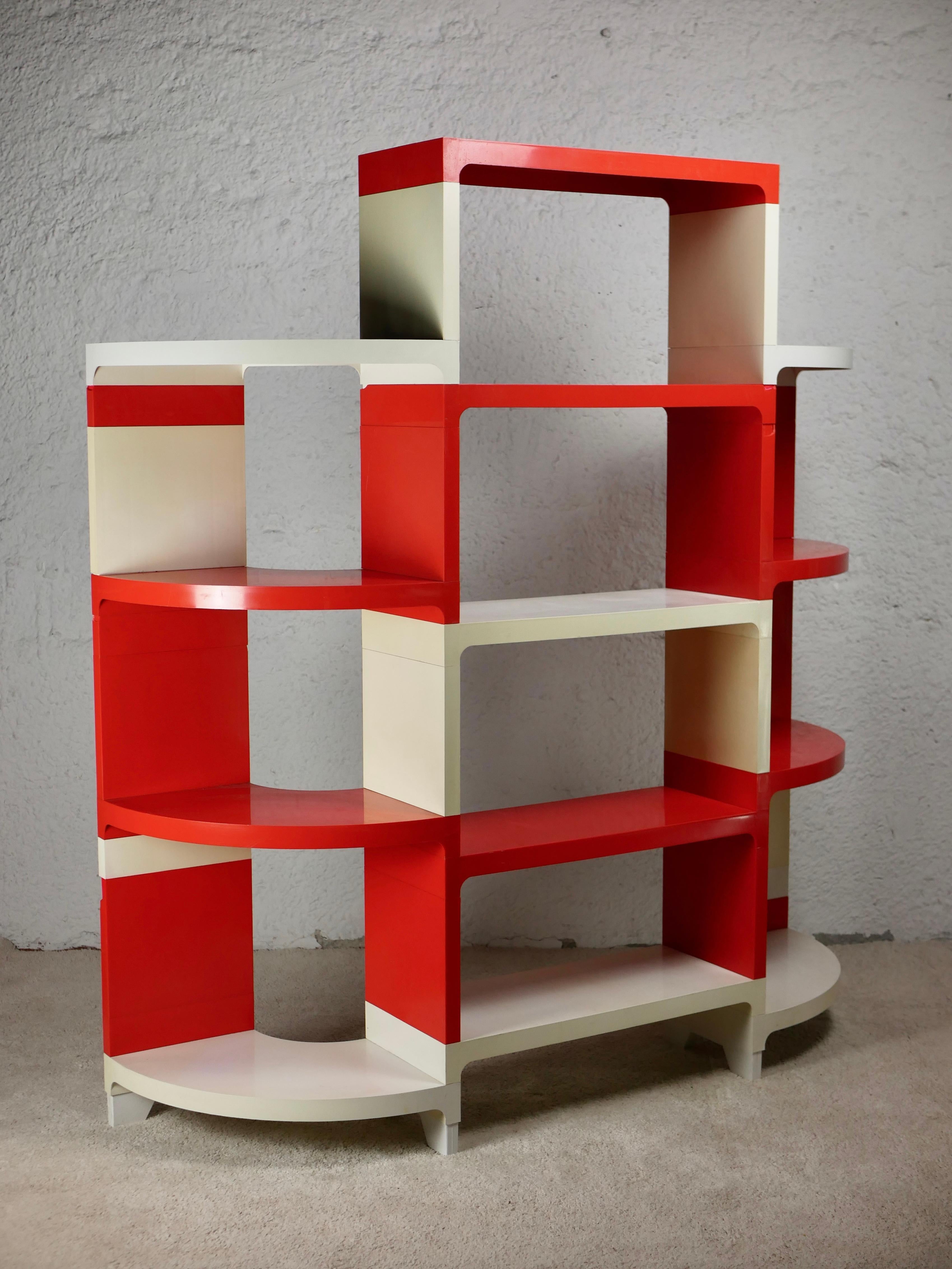 Unique set of modular shelves by Somm Paris for Prisunic, made in France in the 1970s. Prisunic is the ancestor of Monoprix, a big French supermarket, where you can also find clothes and designed furniture.
Red, beige and white shelves, modular, in
