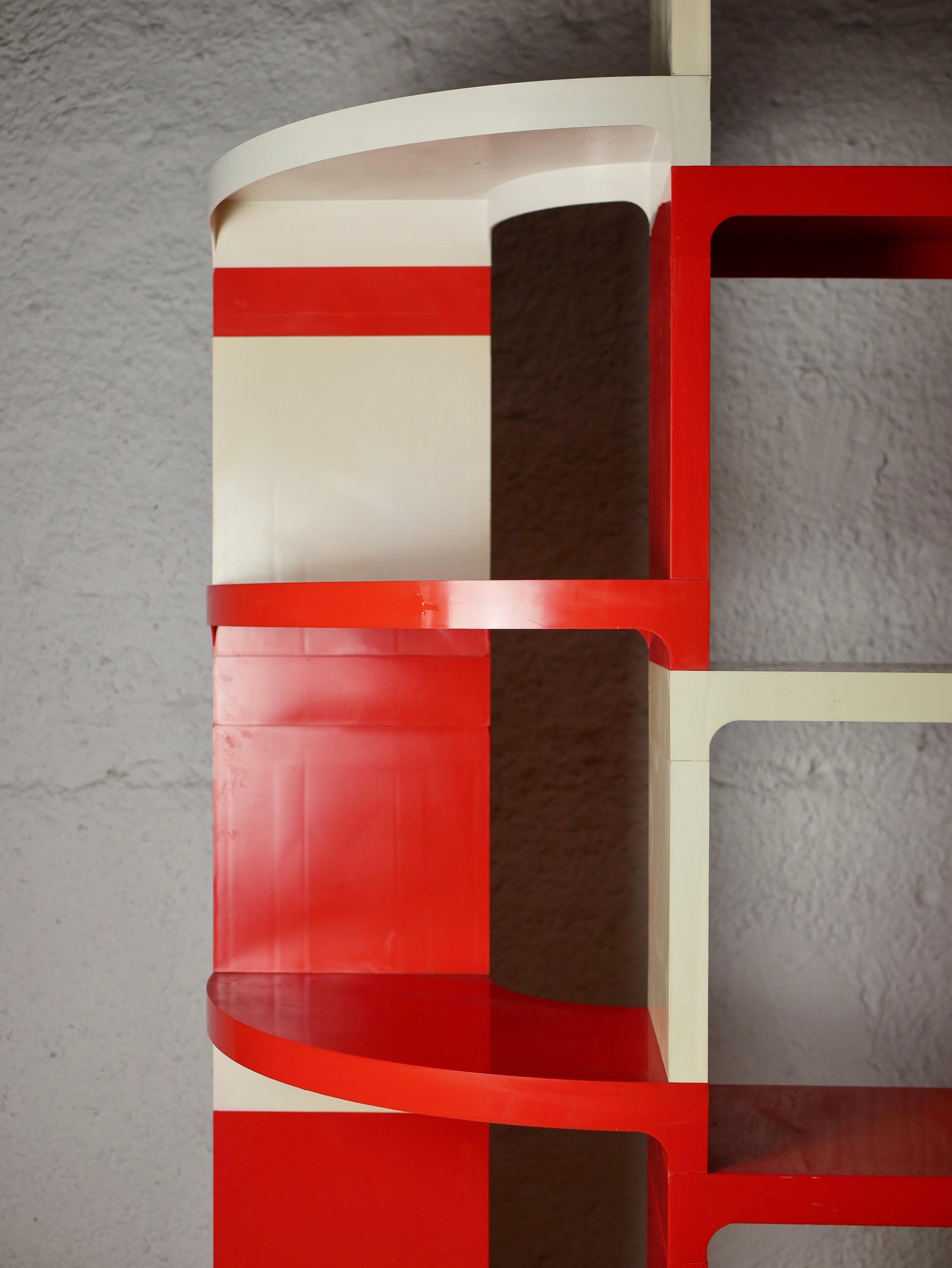 Large set of modular red and white shelves by Prisunic, France, 1970s In Fair Condition In Lyon, FR
