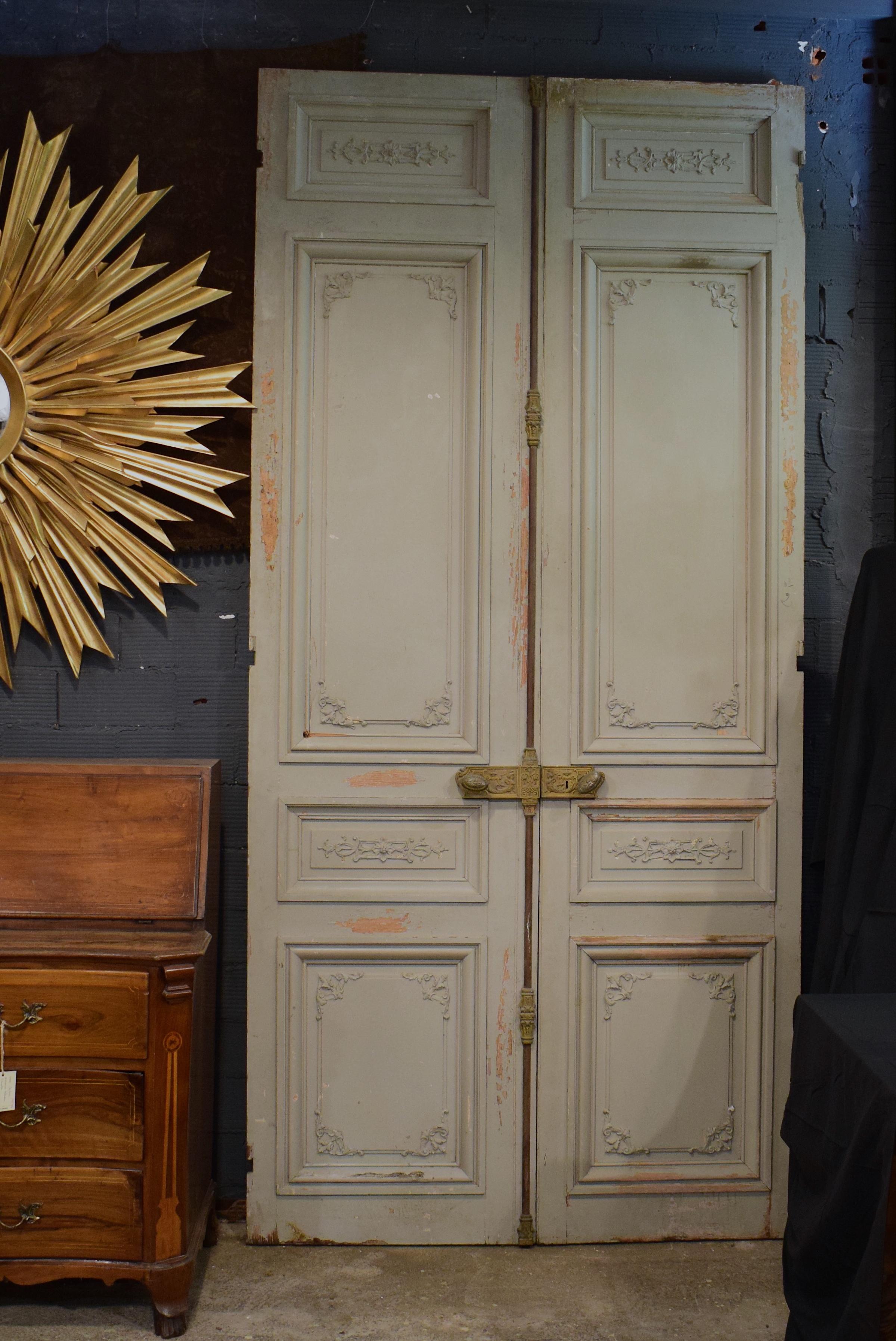 Large Set of Napoleon III French Antique Exterior Doors with Carved Panels In Good Condition For Sale In Vulpellac, Girona
