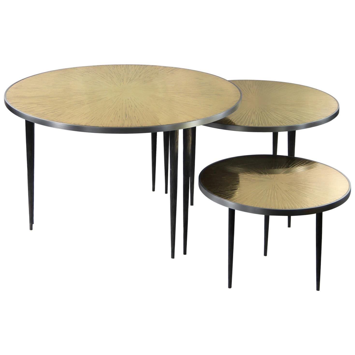 Grand ensemble de 3 tables d'appoint gigognes en bronze