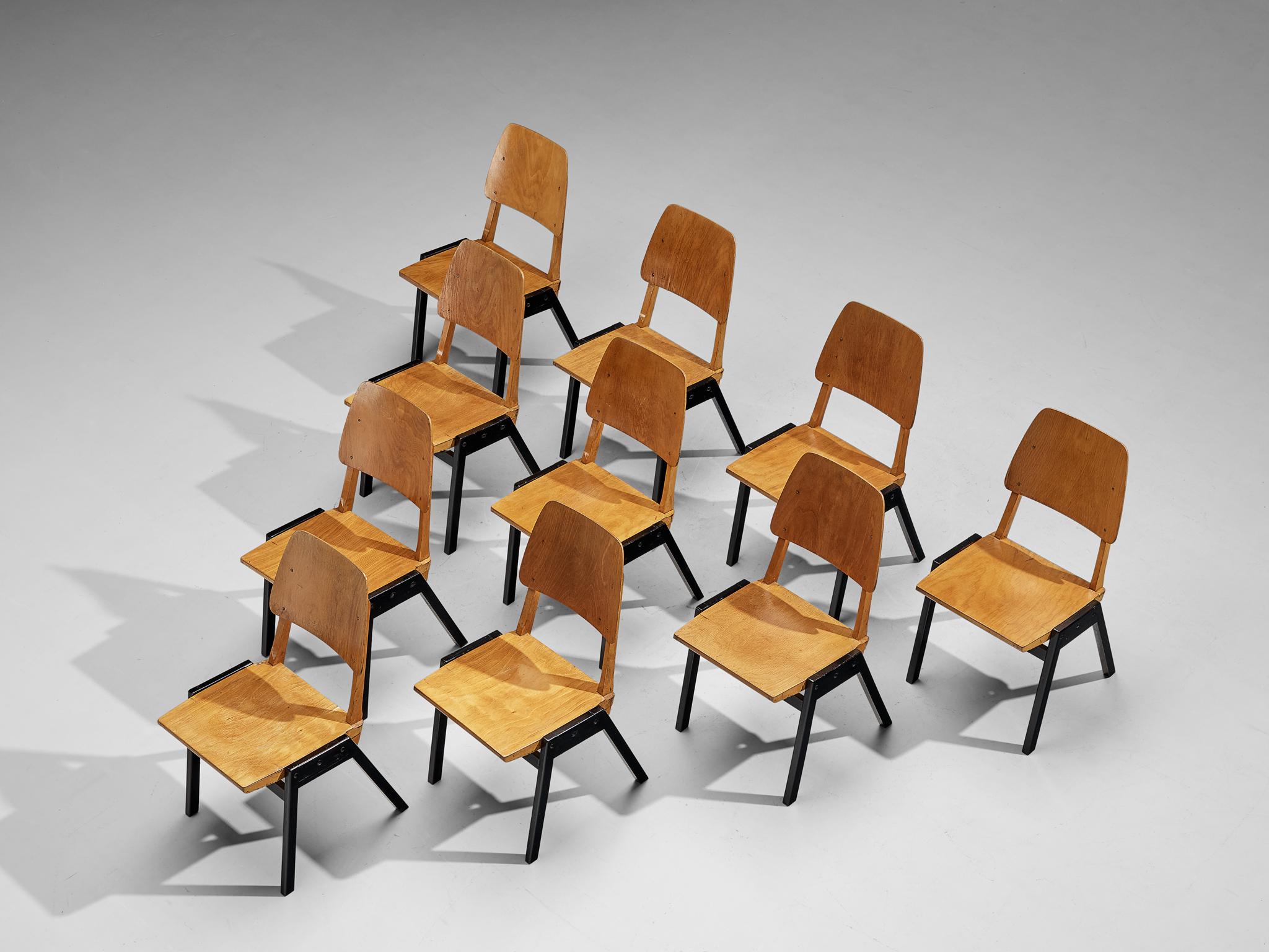 Roland Rainer, chaises de salle à manger, hêtre teinté, hêtre laqué, Autriche, années 1950

Ces chaises de salle à manger ont un design minimaliste, se distinguant par un style de construction ouvert mettant l'accent sur les détails constructifs. La