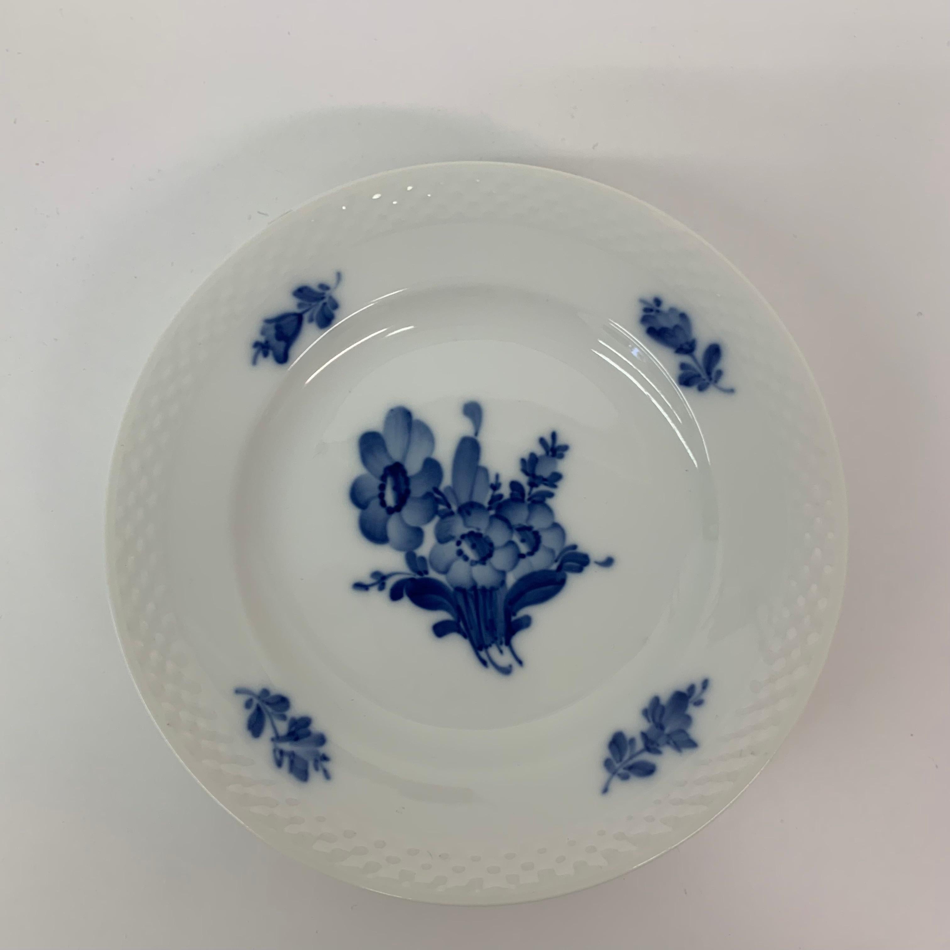 Großes Set blauer geblümter geflochtener Geschirrschalen von Royal Copenhagen (Handbemalt) im Angebot