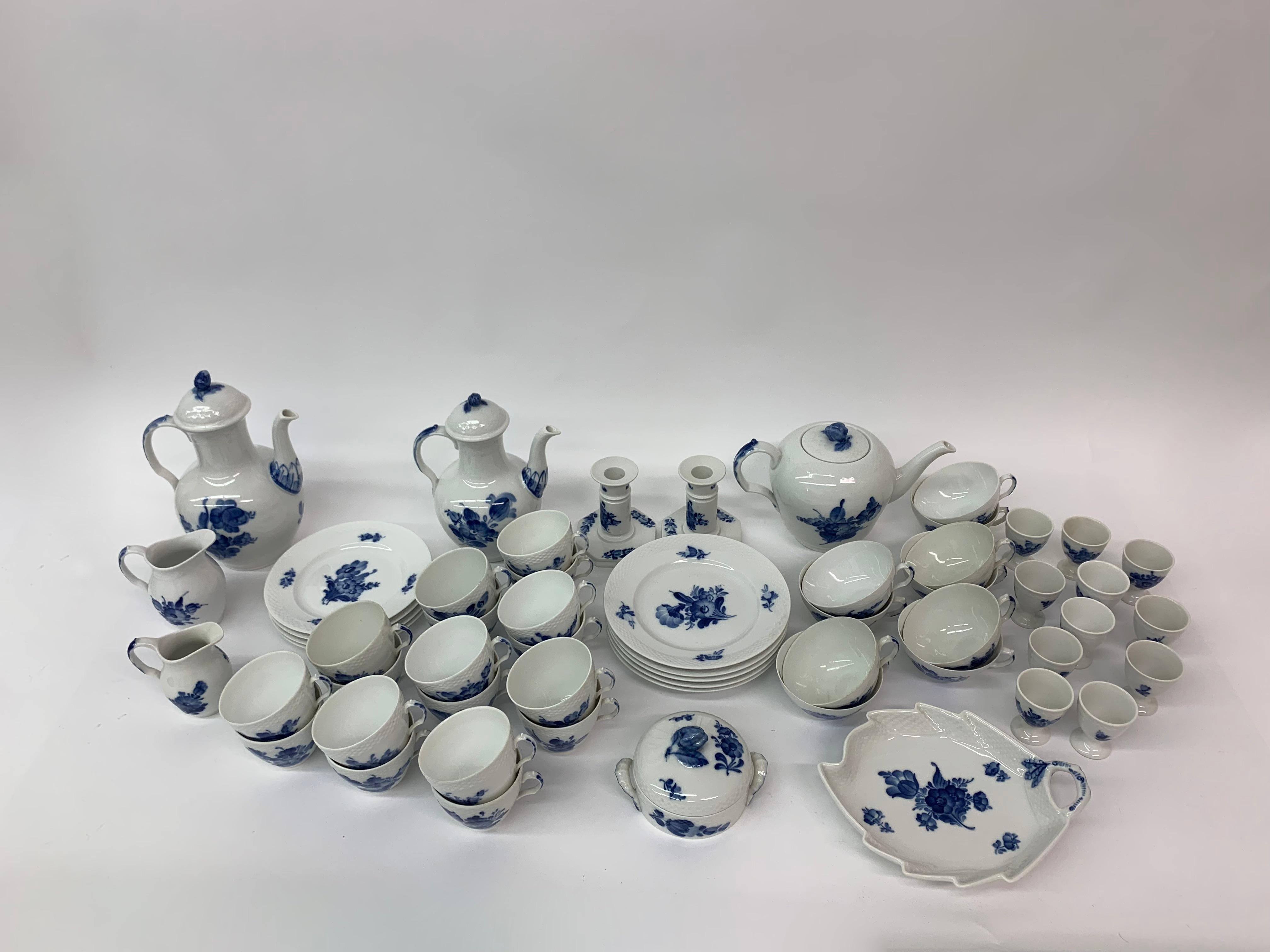 Großes Set blauer geblümter geflochtener Geschirrschalen von Royal Copenhagen (Porzellan) im Angebot